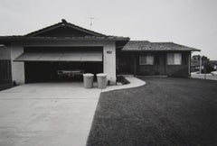 Ohne Titel (Driveway) - Schwarz-Weiß-Landschaft, Suburban, Nachbarschaft