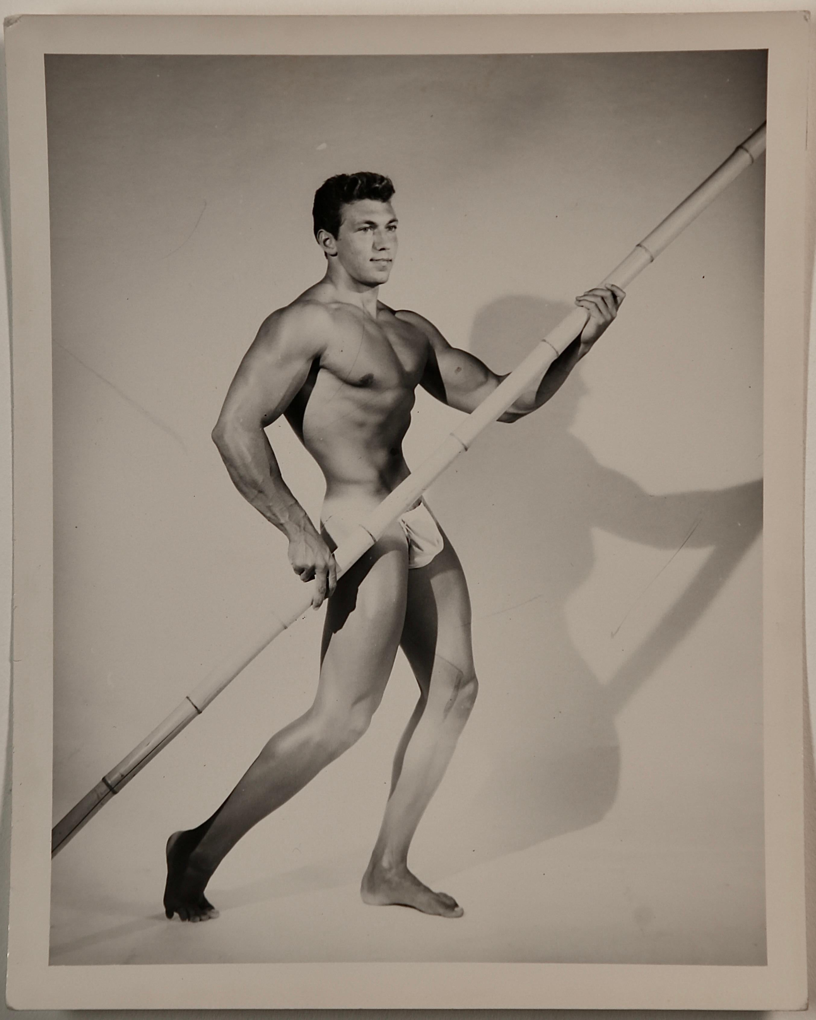 BILL SEAY Vintage 1950er Physique-Fischkuchen-Foto-Set (10) von Modell BERNIE ERNST, BERNIE ERNST – Photograph von Bill Seay of Venice California