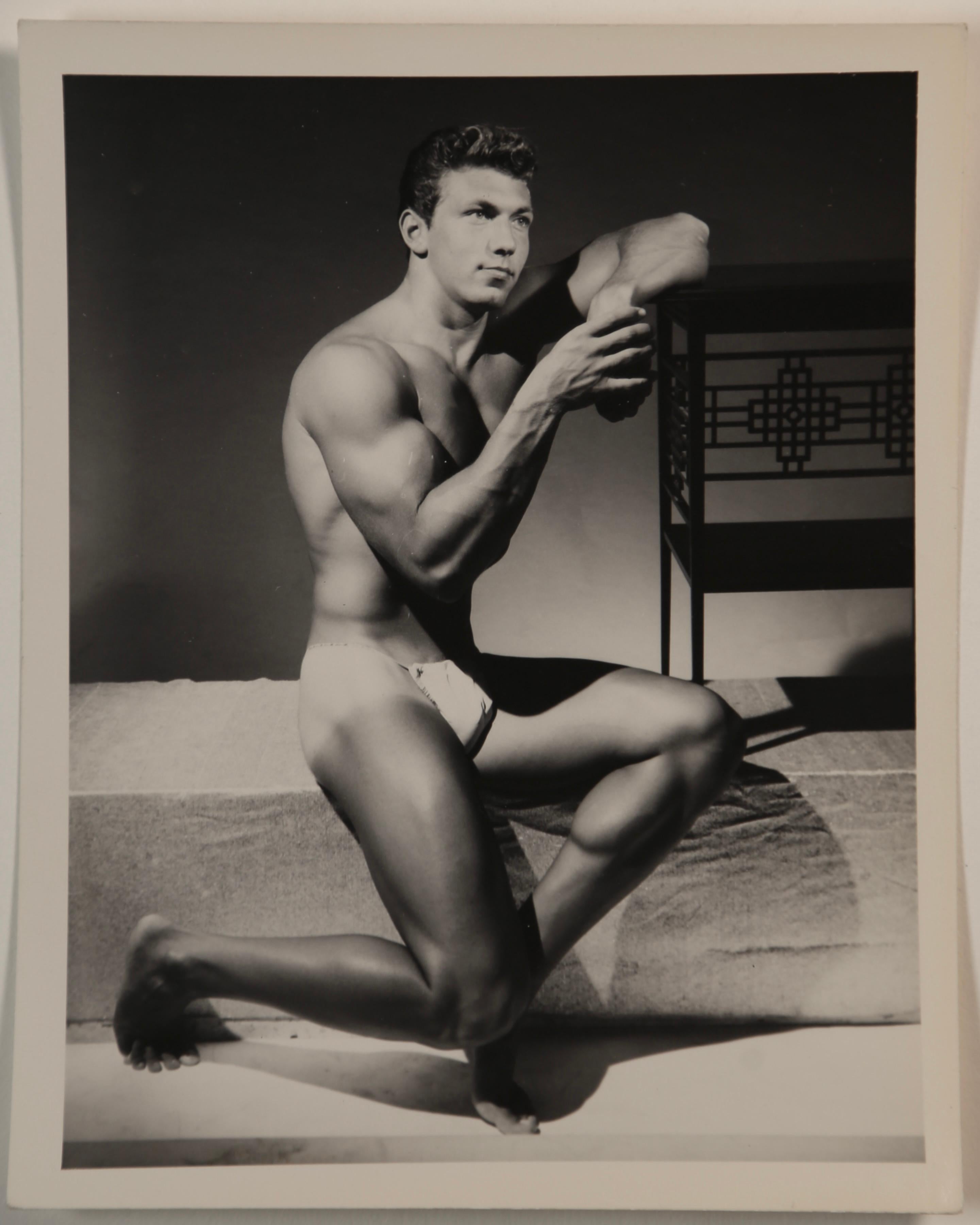 Serie von 10 Gelatinesilber-Fotografien im Vintage-Stil aus den 1950er Jahren von dem Körperfotografen BILL SEAY aus Venice, Kalifornien. Das männliche Körpermodell BERNIE ERNST. 

BERNIE ERNST war damals ein junger Medizinstudent, der an der