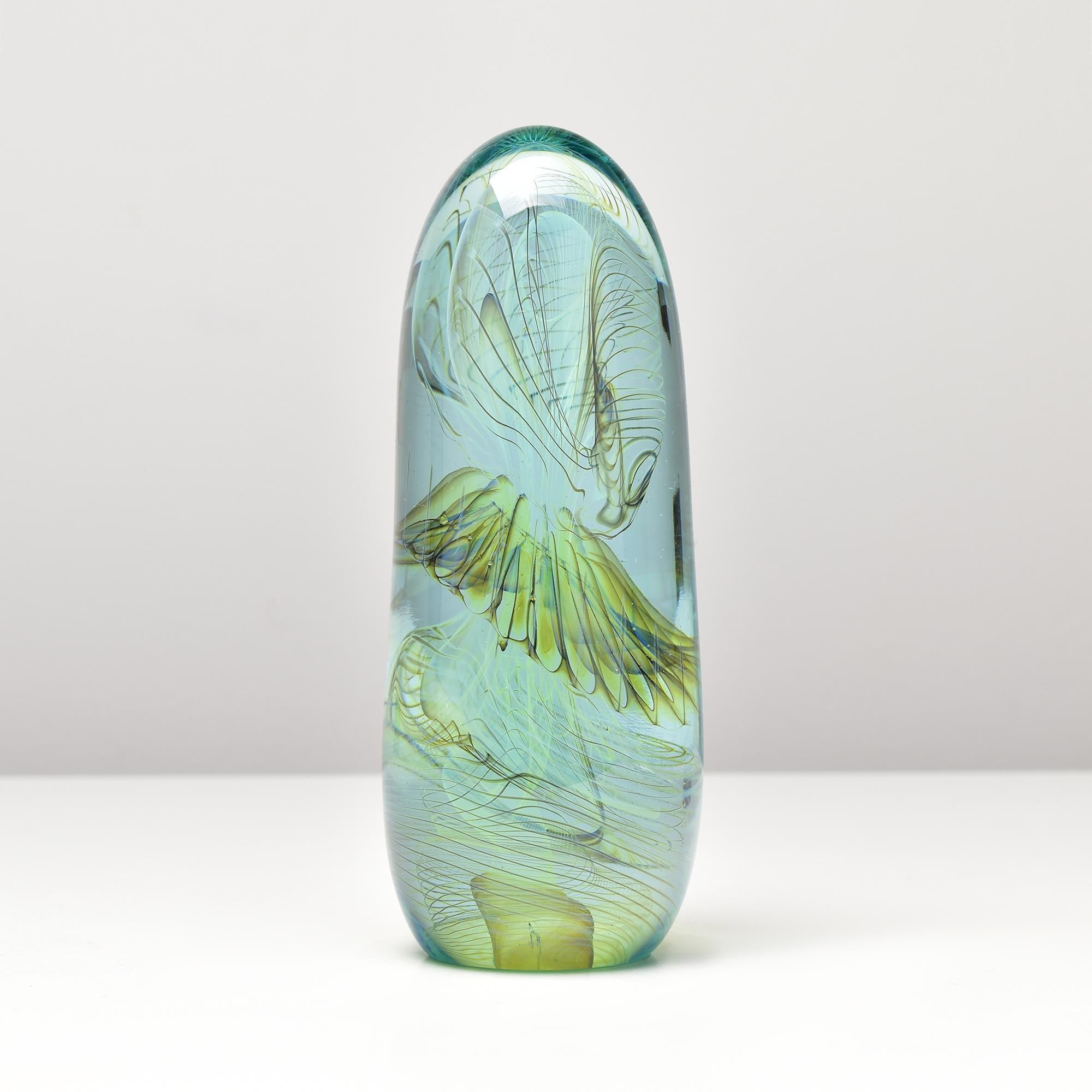 Dieser auffällige Studio-Briefbeschwerer aus Glas ist Teil der gefeierten Bullet-Serie von Bill Slade. Das mit außergewöhnlicher Liebe zum Detail gefertigte Stück hat eine längliche, kapselartige Form mit einer wunderbar glatten, glänzenden
