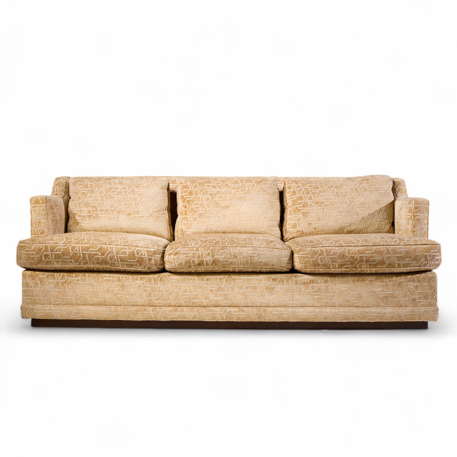 Bill Sofield for Baker Canapé Carlyle Gold

Ce canapé mesure : 90 de large x 40 de profond x 33 de haut, avec une hauteur d'assise de 20 pouces et une hauteur d'accoudoir de 28 pouces.

Nous prenons nos photos dans un studio à éclairage contrôlé