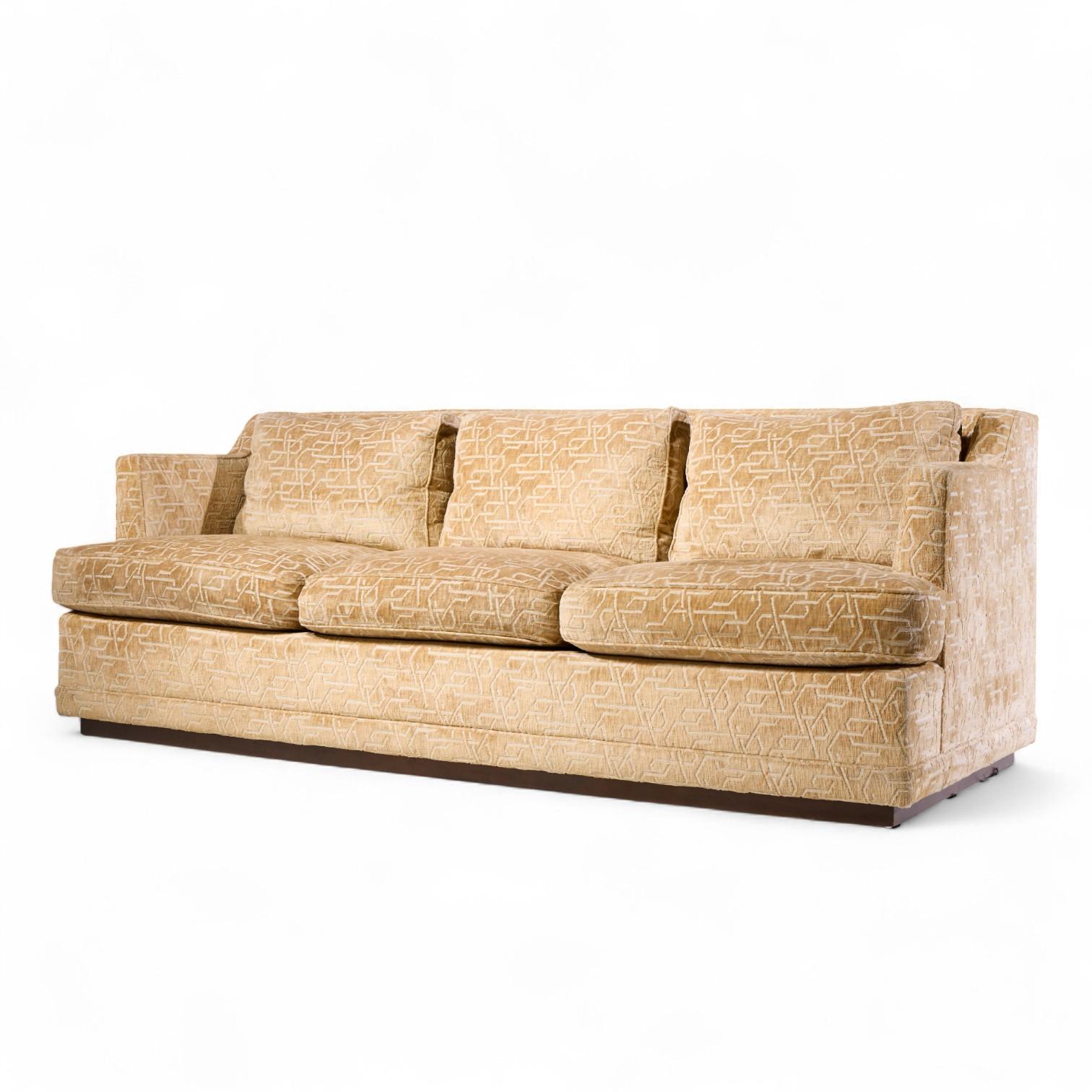 Moderne Bill Sofield for Baker Canapé Carlyle Gold en vente