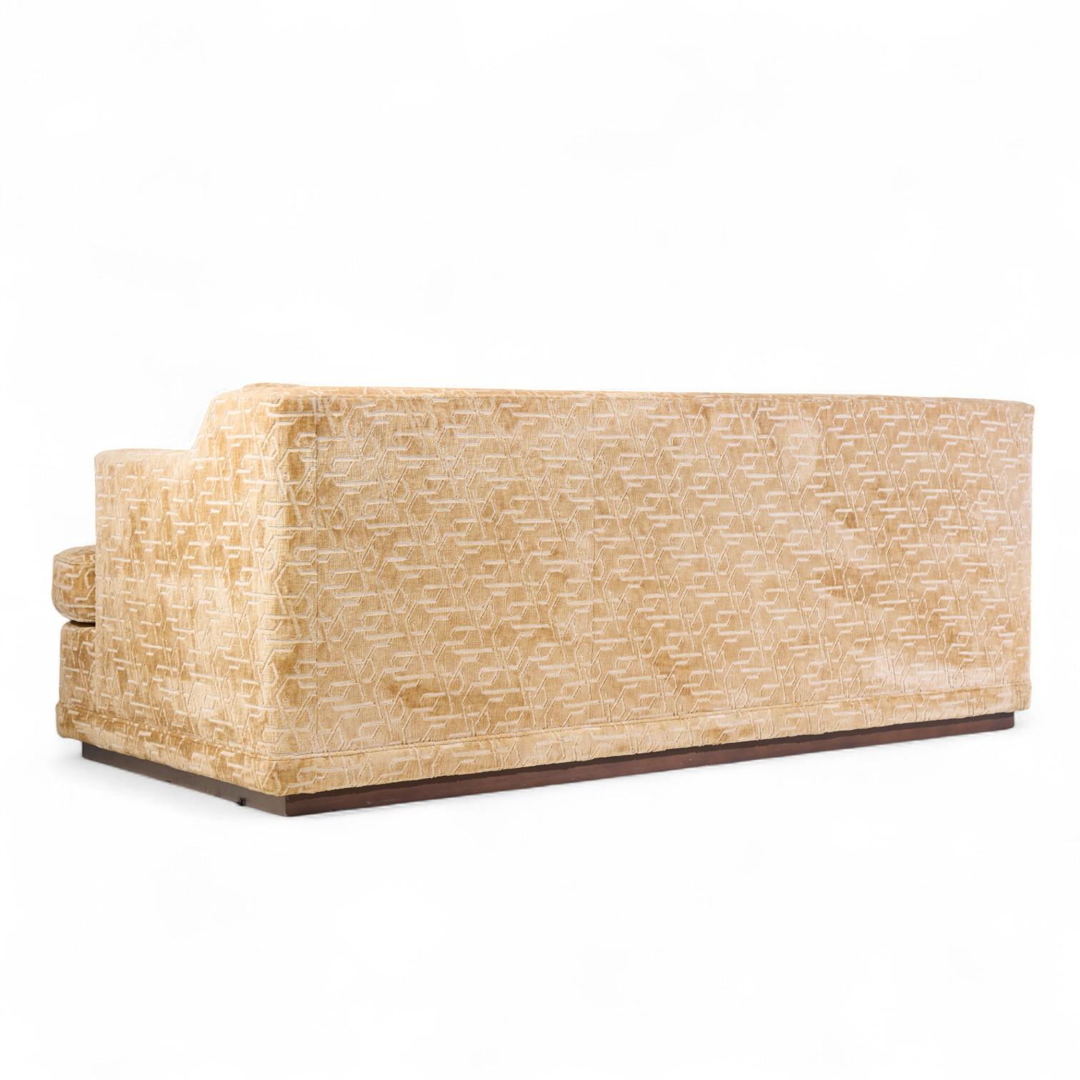 Bill Sofield for Baker Canapé Carlyle Gold Bon état - En vente à Franklin Park, IL