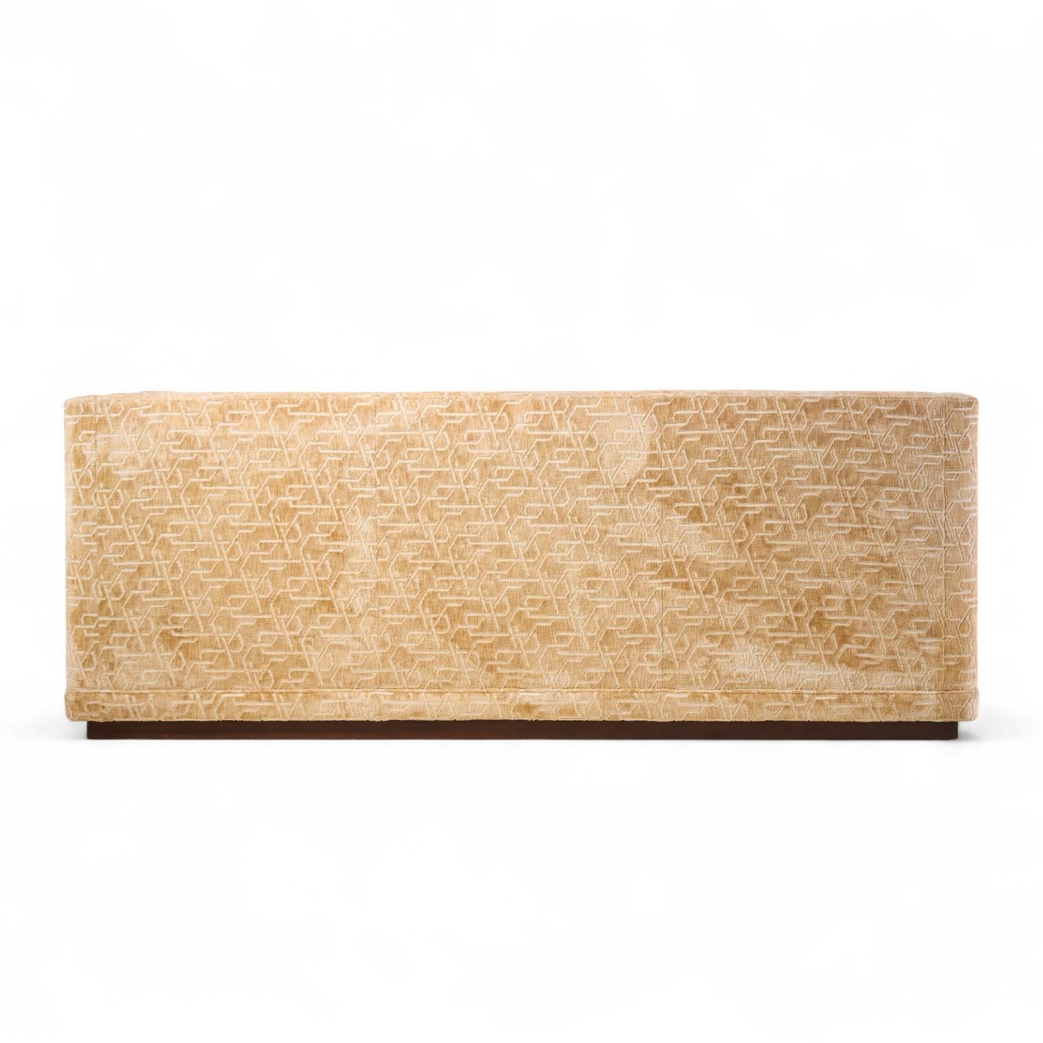 20ième siècle Bill Sofield for Baker Canapé Carlyle Gold en vente