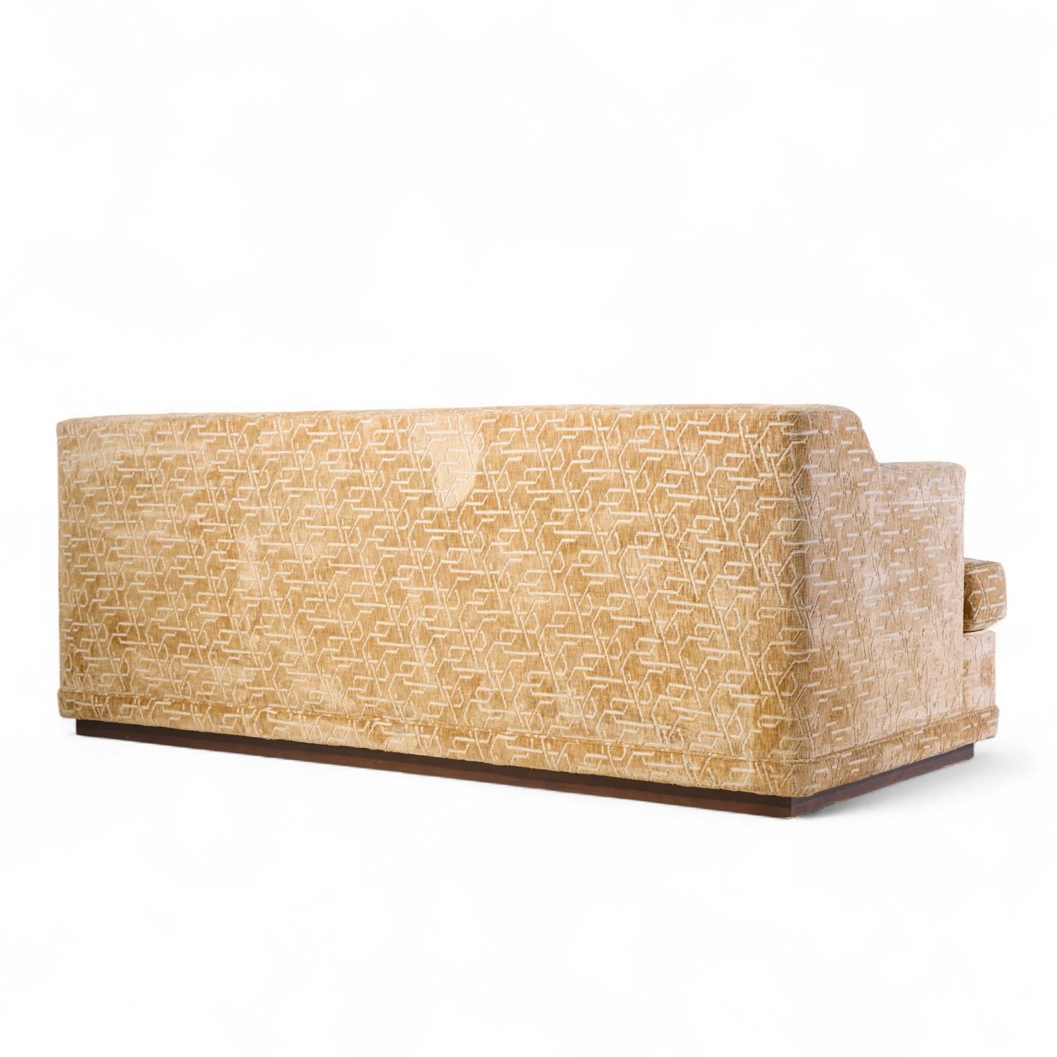 Tissu d'ameublement Bill Sofield for Baker Canapé Carlyle Gold en vente