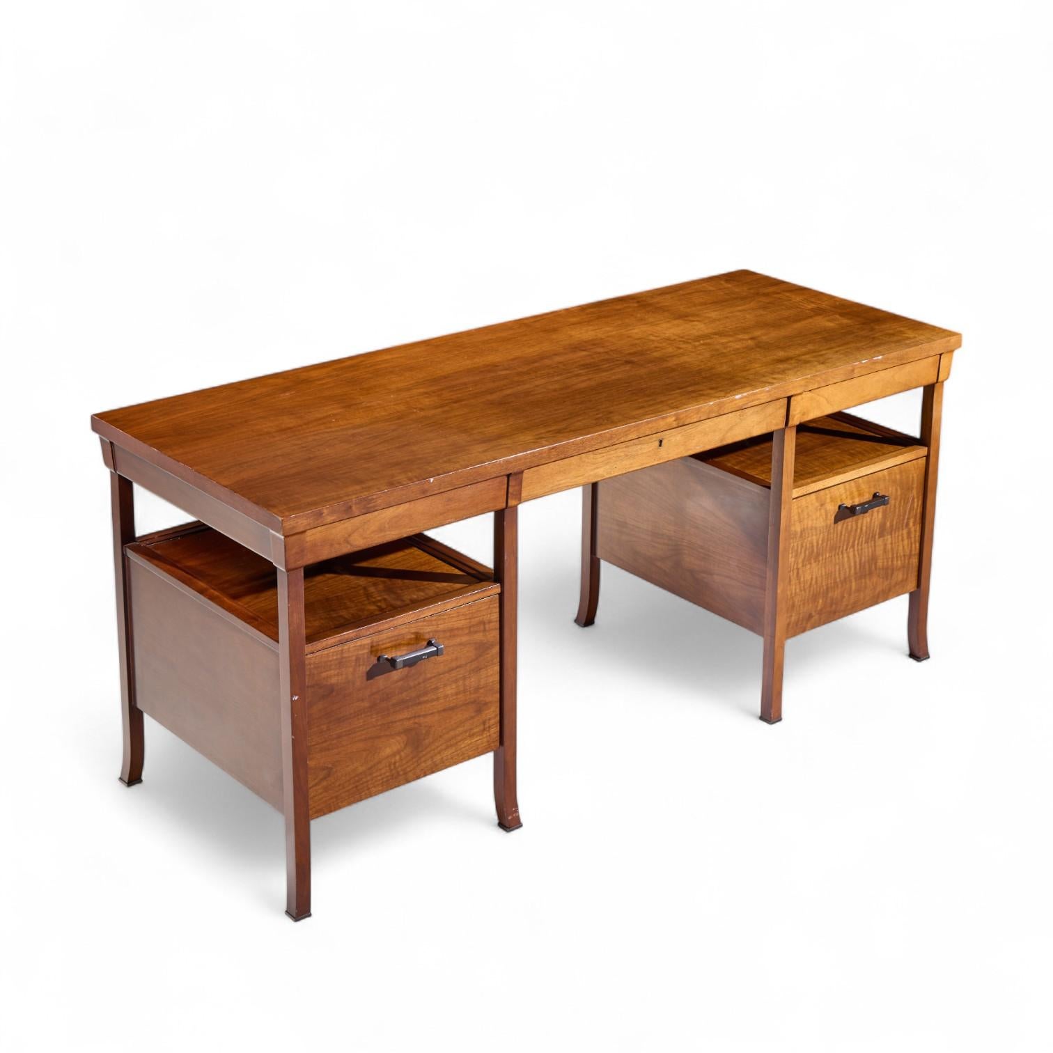 Bill Sofield per Baker Furniture Scrivania da biblioteca in noce Bridger in vendita 3