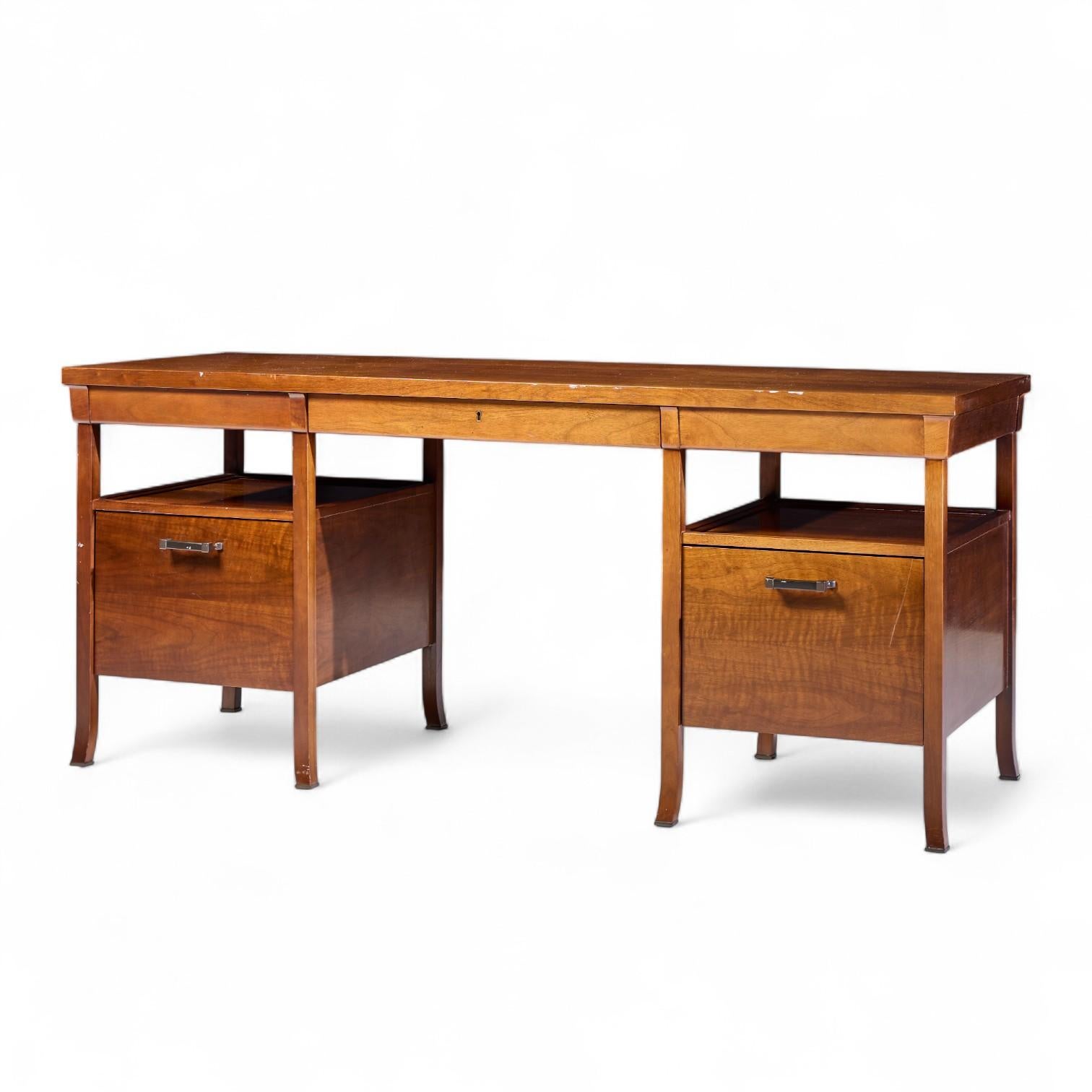 Mission Bill Sofield per Baker Furniture Scrivania da biblioteca in noce Bridger in vendita