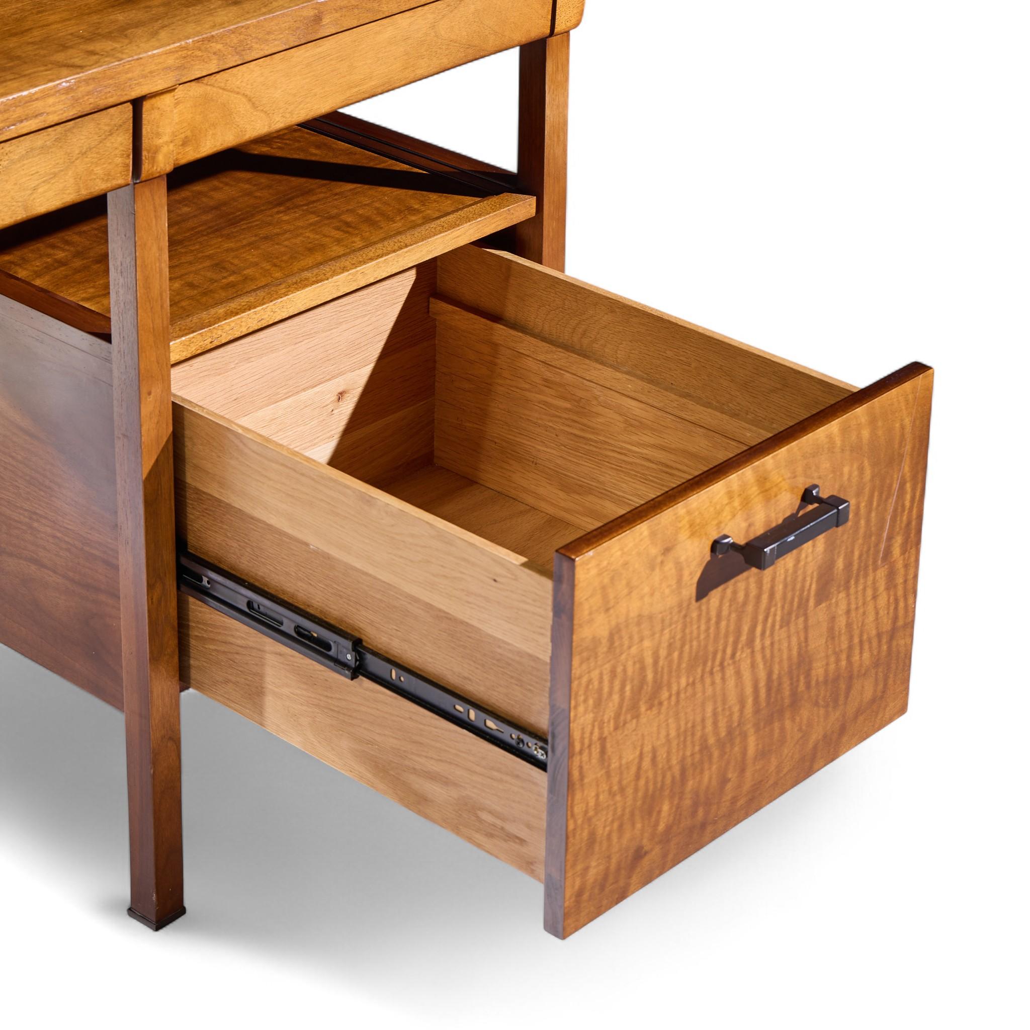 Bill Sofield per Baker Furniture Scrivania da biblioteca in noce Bridger in vendita 1