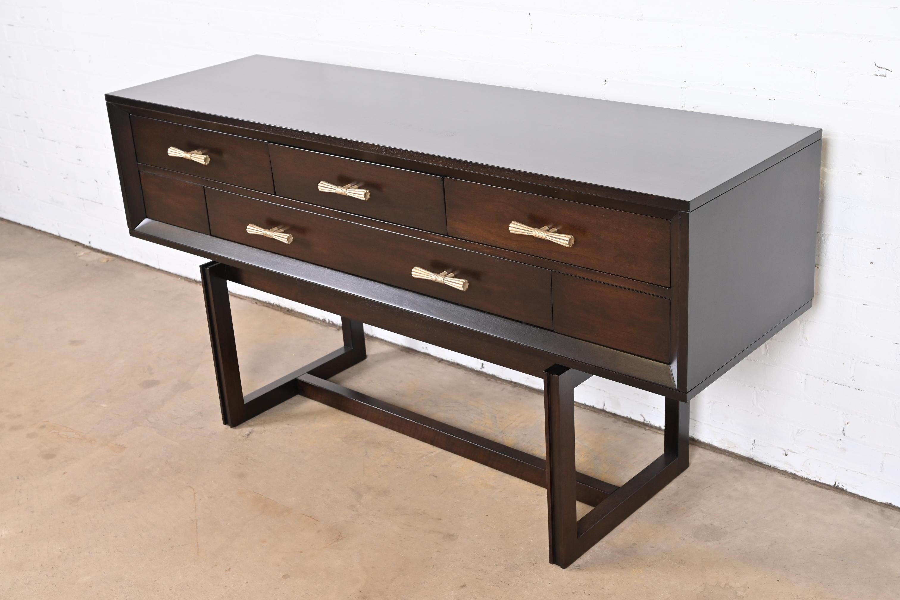 An exceptional Modern sideboard or credenza

By Bill Sofield for Baker Furniture

USA, Early 21st Century

Mahogany, with original brass hardware.

Measures: 66.25