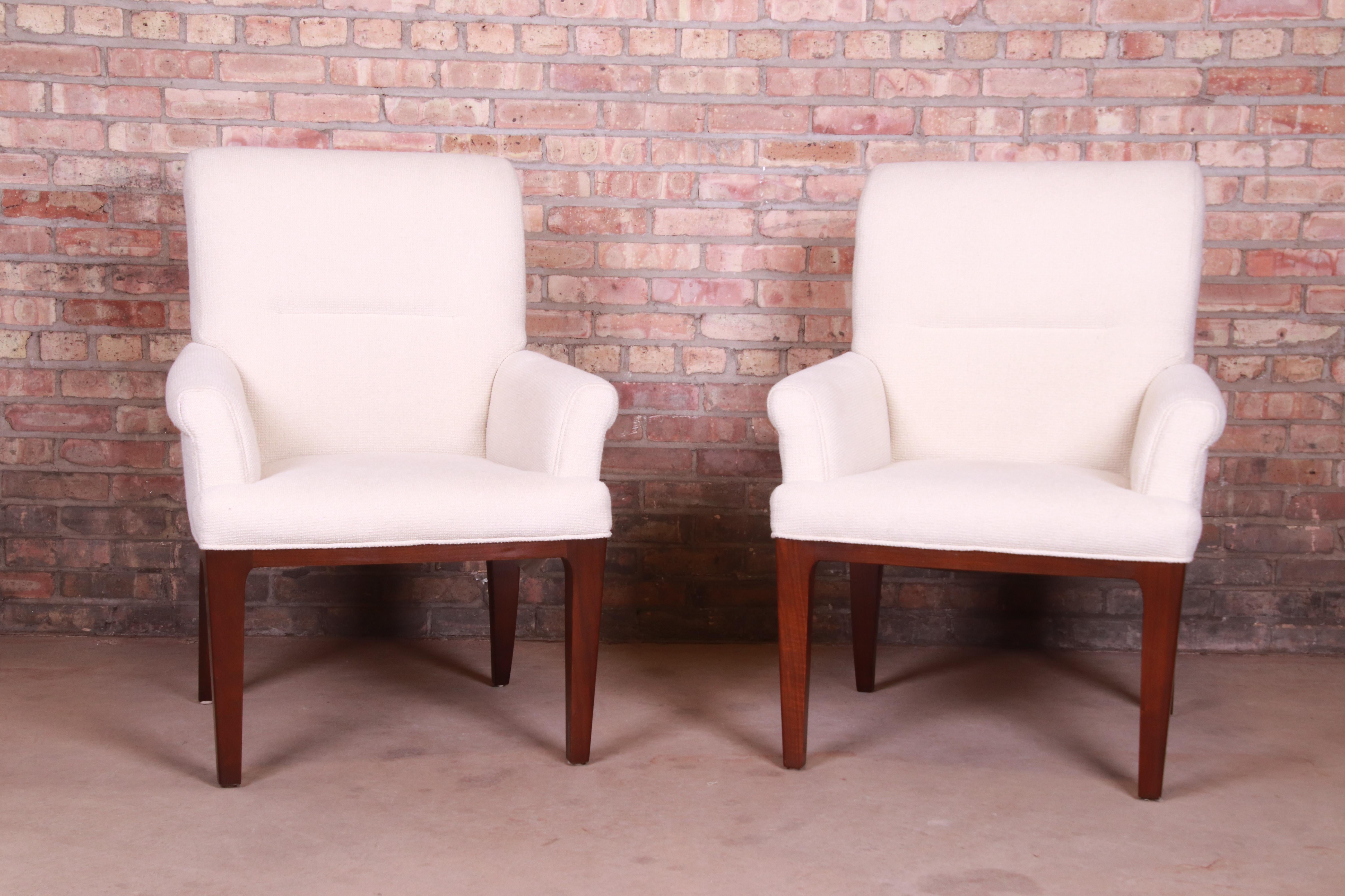 A gorgeous pair of modern lounge or club chairs.

By Bill Sofield for Baker Furniture,

USA, early 21st century

Ivory upholstery, with tapered walnut legs.

Measures: 28.75