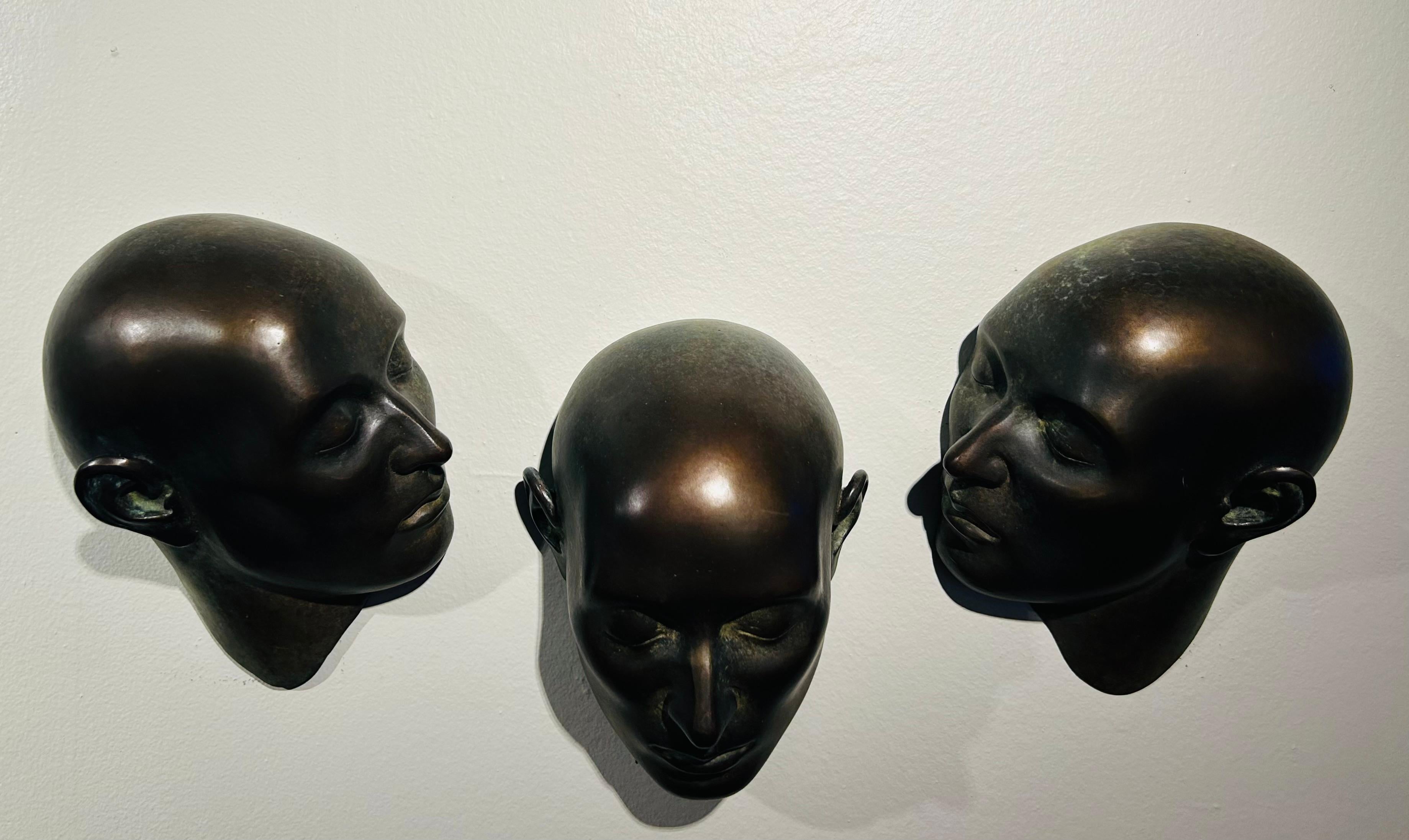 "Faces" è una scultura da parete in bronzo in edizione unica creata da Bill Starke, che raffigura tre teste umane finemente scolpite da prospettive diverse. 

"Faces" è un'installazione in edizione unica. Le quantità superiori a 1 richiederanno 6-8