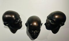 "Rostros (1/1)" (2023), Instalación mural de bronce de Bill Starke