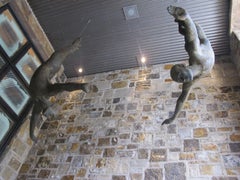"Paracaidista - Grande" (2023), Aluminio fundido y patinado de Bill Starke