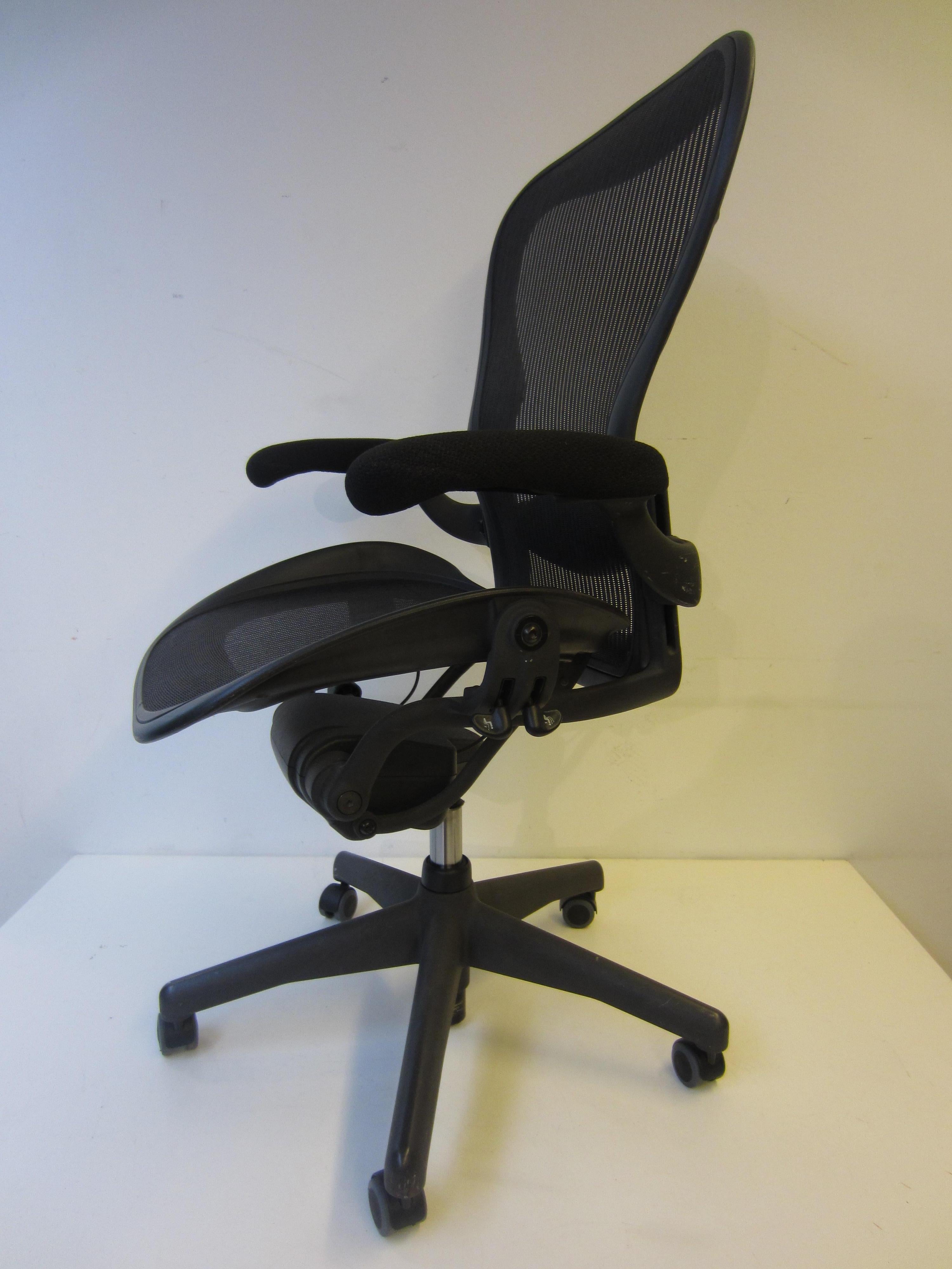 Durability, ergonomics and a beautiful design are central features of this Aeron desk chair. Designed by Bill Stumpf & Don Chadwick.
The seat and back of the Aeron are made of 'Pellicle'. A highly resistant synthetic material (Hytrel) that was