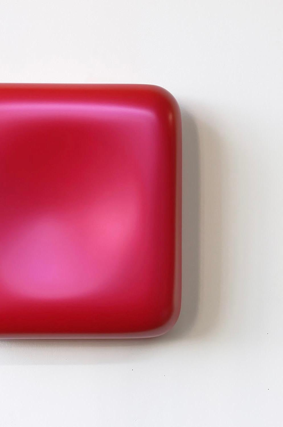 Dieses schöne, minimalistische, skulpturale Werk in Rosa erforscht die suggestive Kraft der monochromen Farbe. Ursprünglich als Maler tätig, konzentrierte sich Thompson auf den Minimalismus. In seinem bildhauerischen Werk dient die Monochromie als