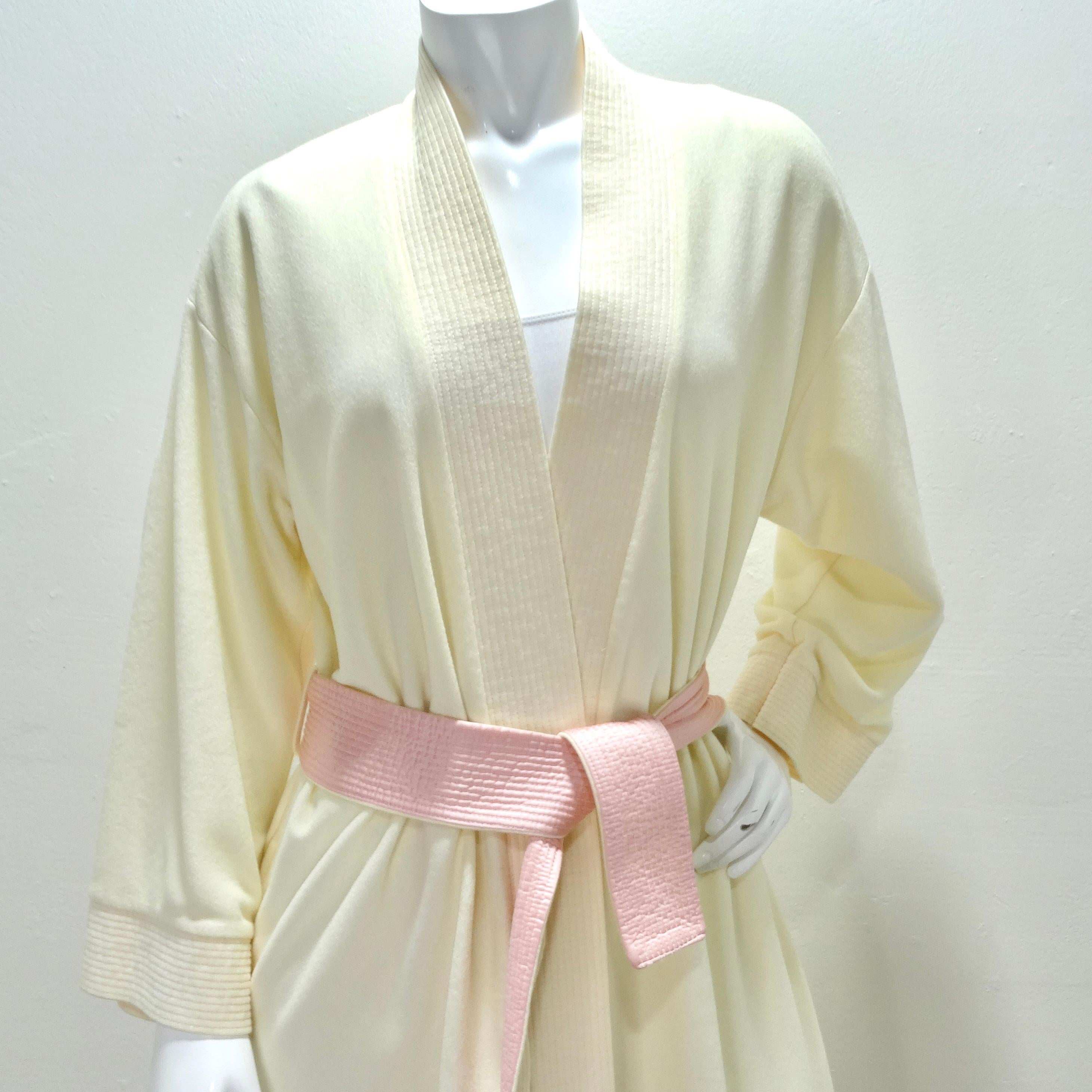 Die 1980er Lotusblumen-Robe von Bill Tice - ein zeitloses Stück Luxus und Stil. Dieser klassische elfenbeinfarbene Bademantel ist mehr als nur Loungewear: Er ist ein Statement für Eleganz und Komfort. Es wurde mit Sorgfalt und Liebe zum Detail