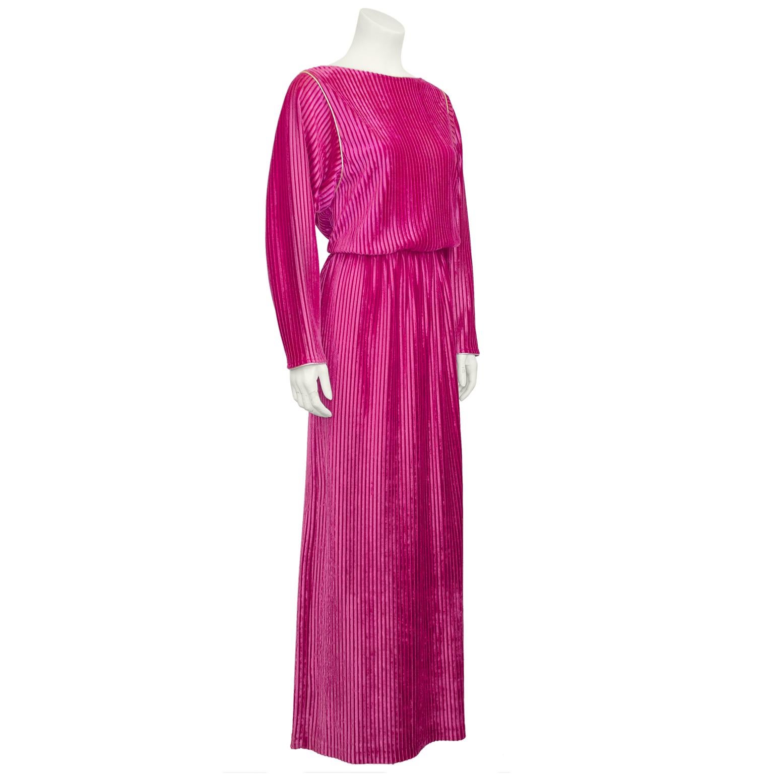 Elegantes Hostessen-Kleid von Bill Tice aus den 1980er Jahren. Herr Tice war vor allem dafür bekannt, dass er Kleider und Pyjamas entwarf, die man sowohl drinnen als auch draußen tragen konnte. Er gehörte zu einer kleinen Gruppe von Designern, die