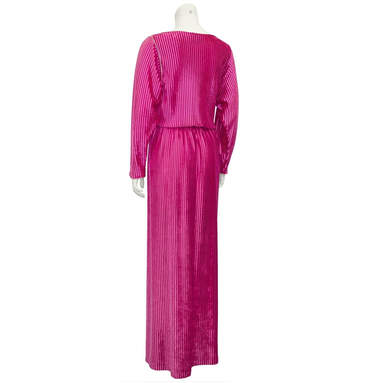1980er Bill Tice Rose Velours Hostess-Kleid (Rot) im Angebot