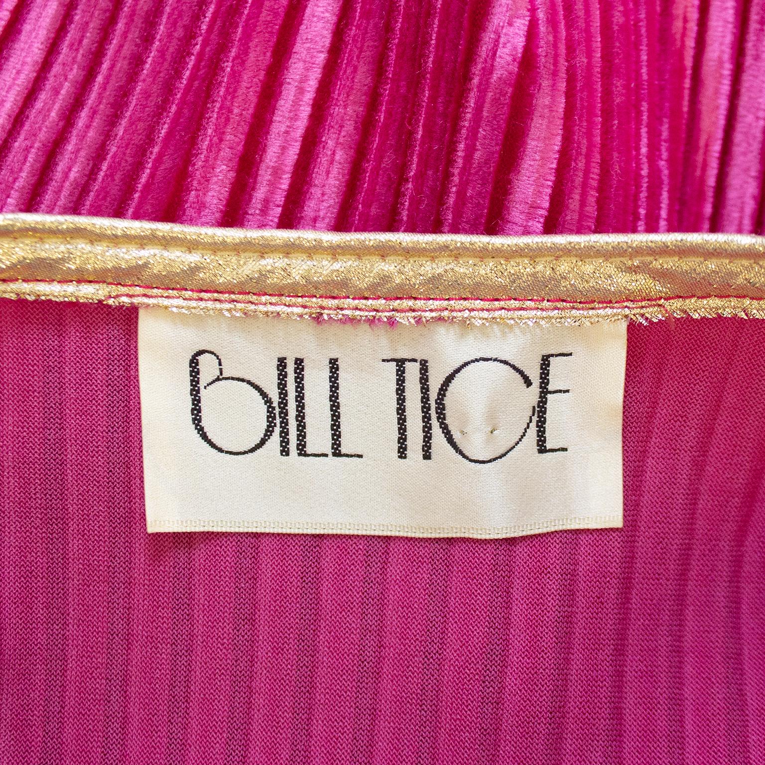 Robe d'hôtesse en velours rose Bill Tice des années 1980 Bon état - En vente à Toronto, Ontario