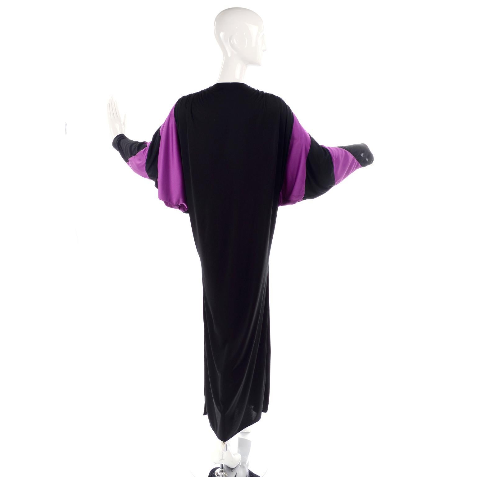 Bill Tice Purple and Black Jersey Caftan Dress Dramatic Batwing Sleeves One Size In Excellent Condition In Portland, OR