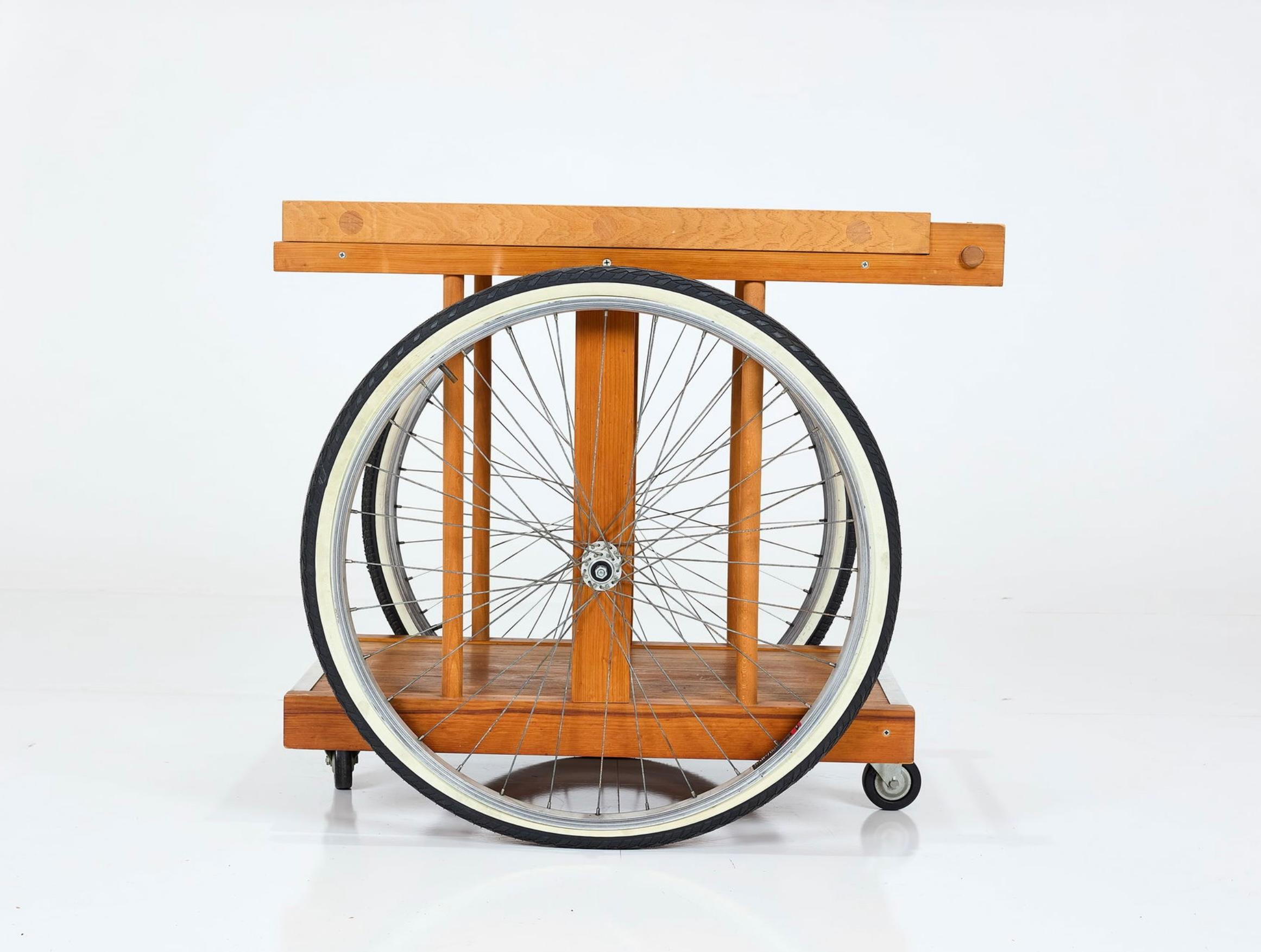 Chariot de bar Chopping Block au design fantaisiste, conçu par le célèbre designer californien Bill W. Sanders. Ce design date des années 1960. Je crois que les pneus I+I ont été remplacés à un moment donné. Le bloc de boucherie est en bon état. Les