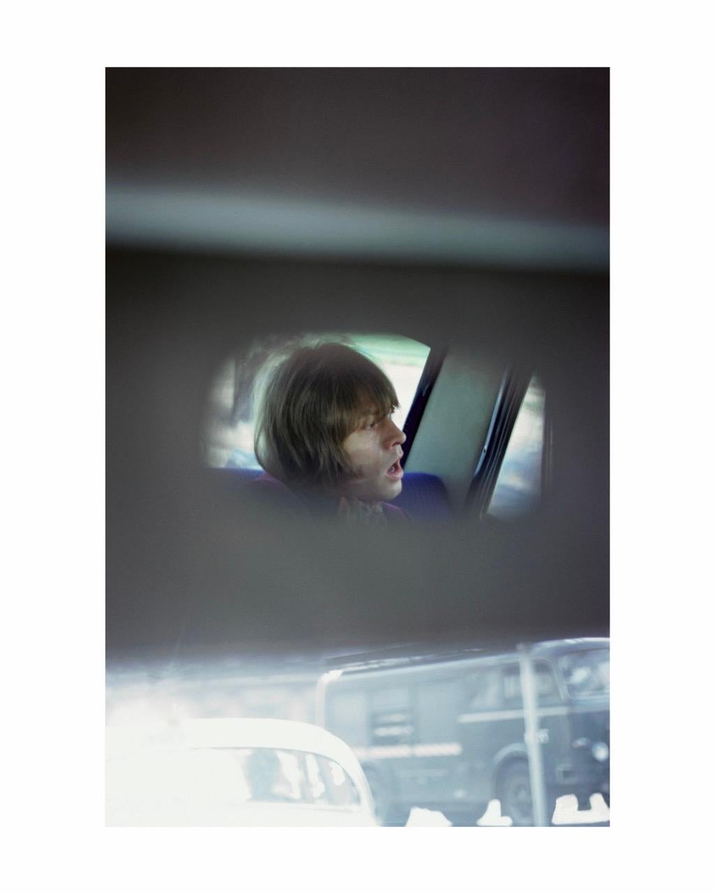 Der Gitarrist der Rolling Stones, Brian Jones, fotografiert auf dem Rücksitz eines Wagens mit Chauffeur
auf dem Weg zu einem Konzert der Band im Palazzo dello Sport in Mailand, Italien. 8. April 1967.

Signierte und nummerierte limitierte Auflage,
