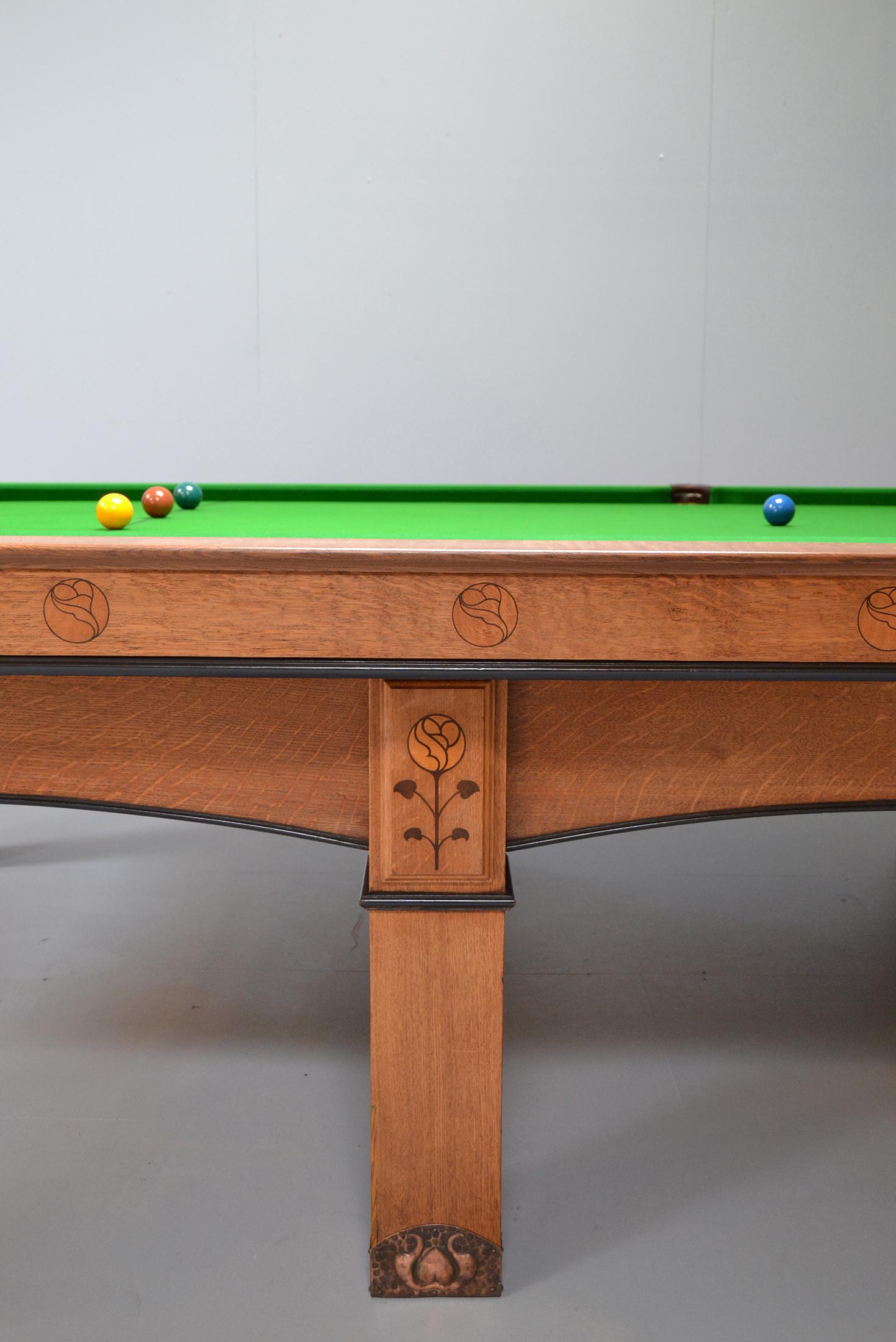 Table de piscine Billiard Snooker Arts and Crafts en chêne, ébène et cuivre, 1910 Bon état - En vente à Radstock, GB