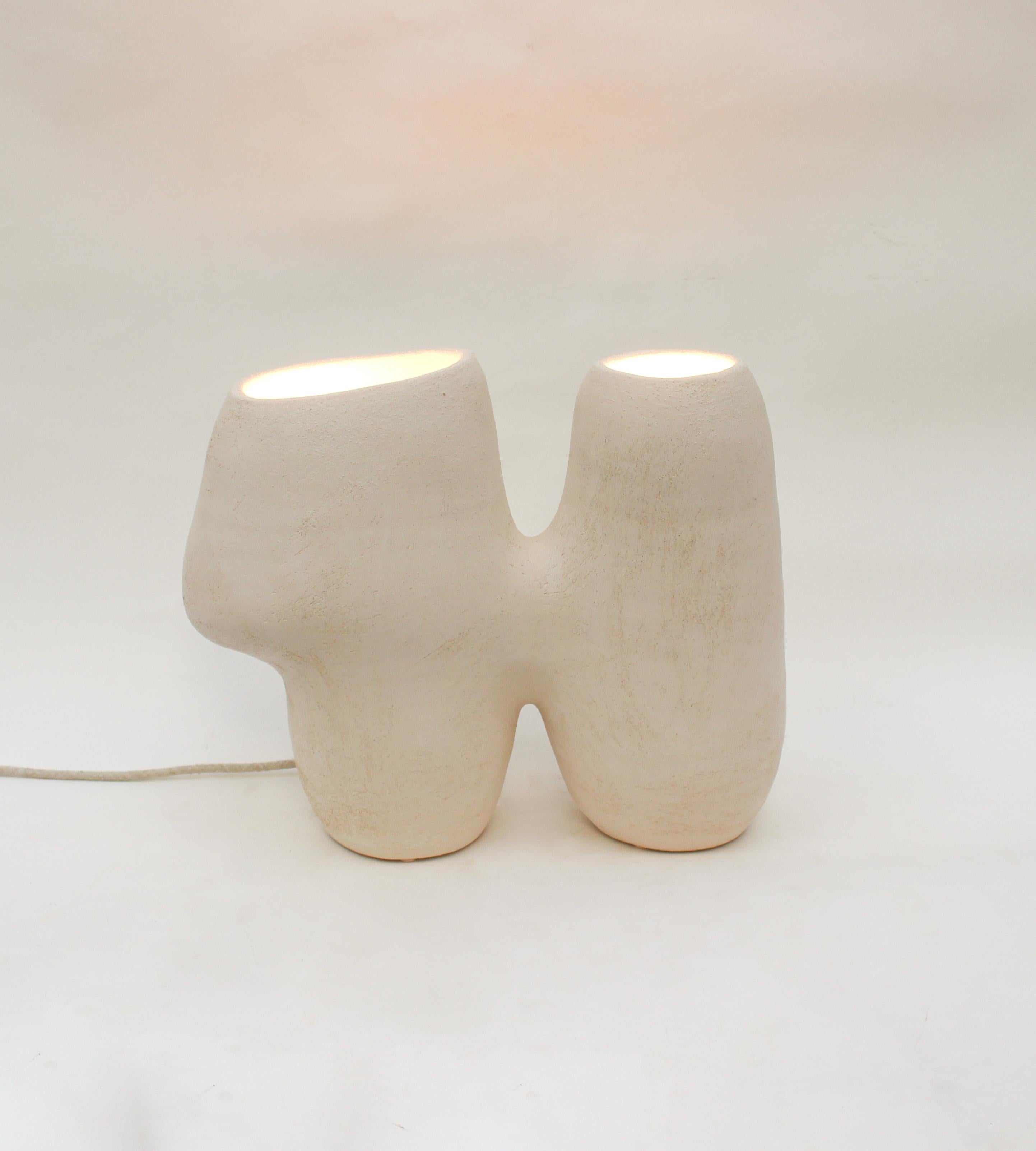 Lampe Billie #1 par Elisa Uberti
Série limitée à 4 exemplaires numérotés + 1AP
Dimensions : L 45 x D&H 15 x H 35 cm
MATERIAL : Grès blanc.
Ce produit est fabriqué à la main, les dimensions peuvent varier. Veuillez nous contacter.

Après quinze ans
