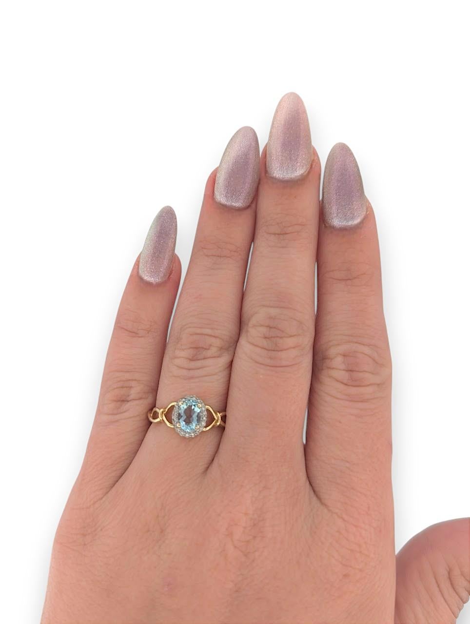 La bague Billie est une pièce gracieuse et sereine, fabriquée en or jaune 10 carats et ornée d'une superbe aigue-marine ovale naturelle de 0,60 carat, rehaussée de 0,10 carat de diamants naturels. Cet élégant modèle capture la douce beauté de