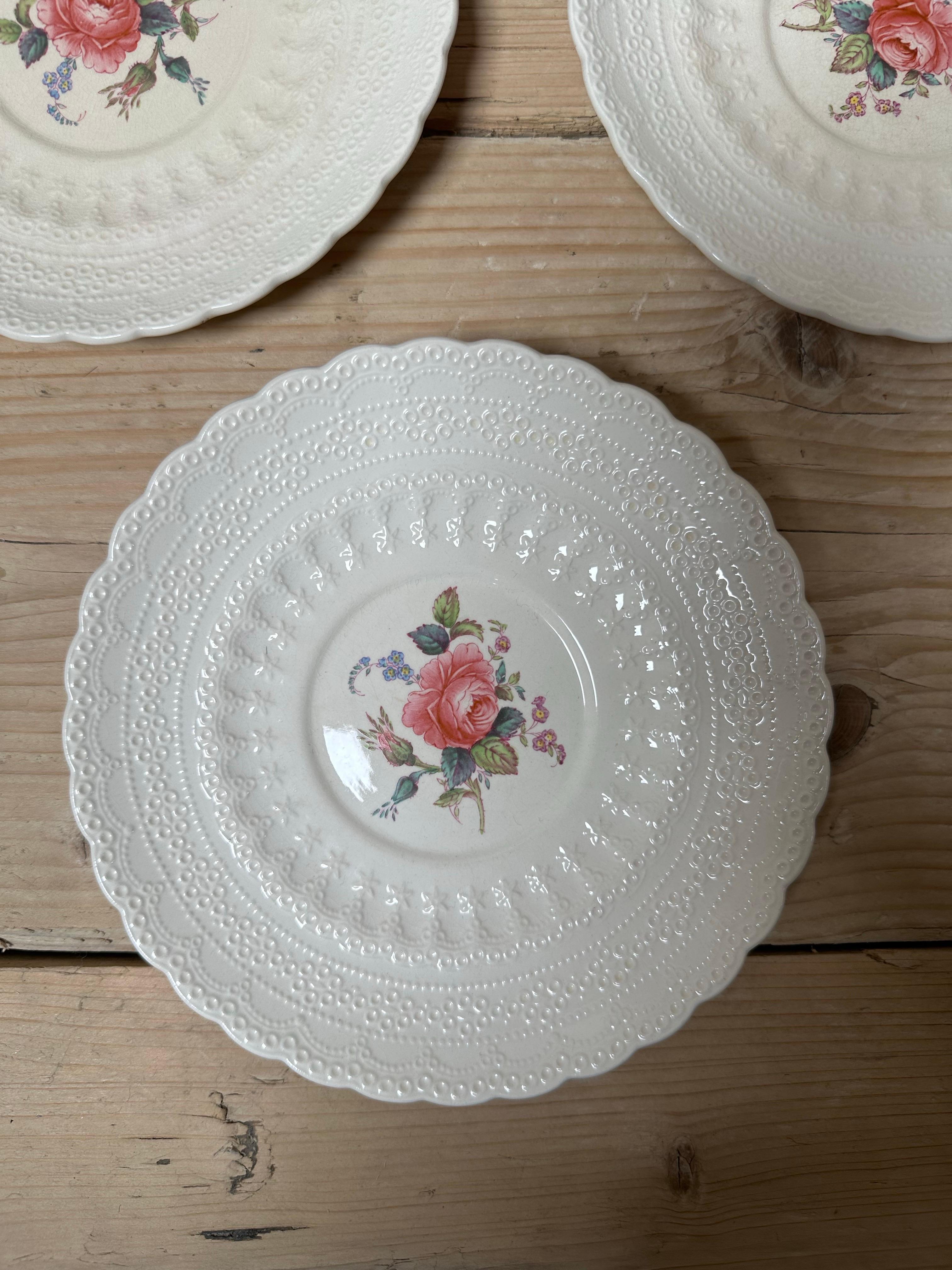 Billingsley, Spode Copeland, Rosa rosa inglesa en relieve, Platos de porcelana 1920 en Bueno estado para la venta en Worcester Park, GB