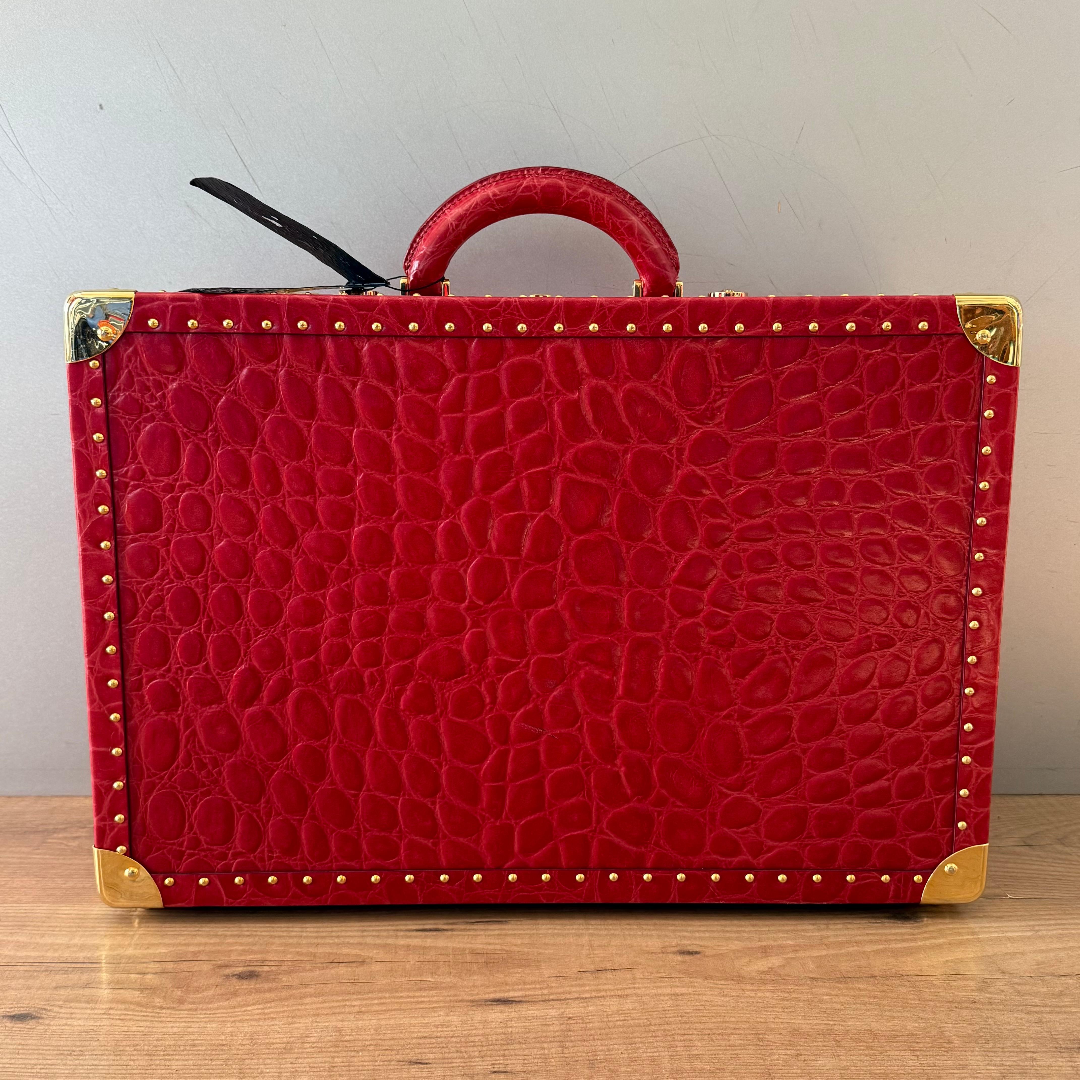 Valise Billionaire neuve
Cuir
Cocco imprimé
Couleur rouge
Métal doré
Clous dorés
Fermeture de sécurité
Une poignée
Deux poches intérieures + ceintures
Cm 53 x 37 x 20 (20,8 x 14,5 x 7,87 pouces)
Livraison express mondiale incluse dans le prix !