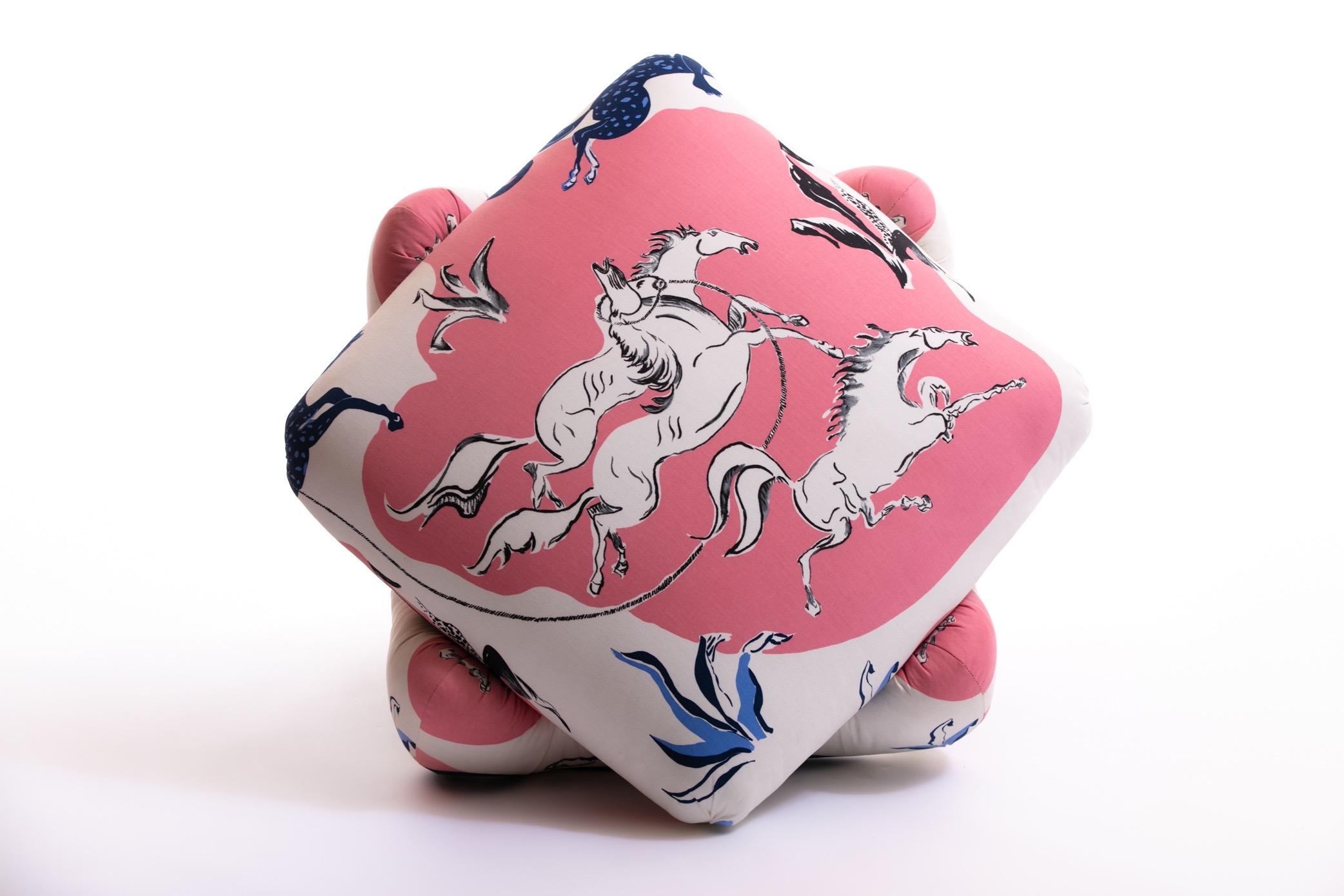 Fin du 20e siècle Pouf Ottoman Billy Baldwin personnalisé avec tissu Pierre Frey Pink Lasso c. 1970