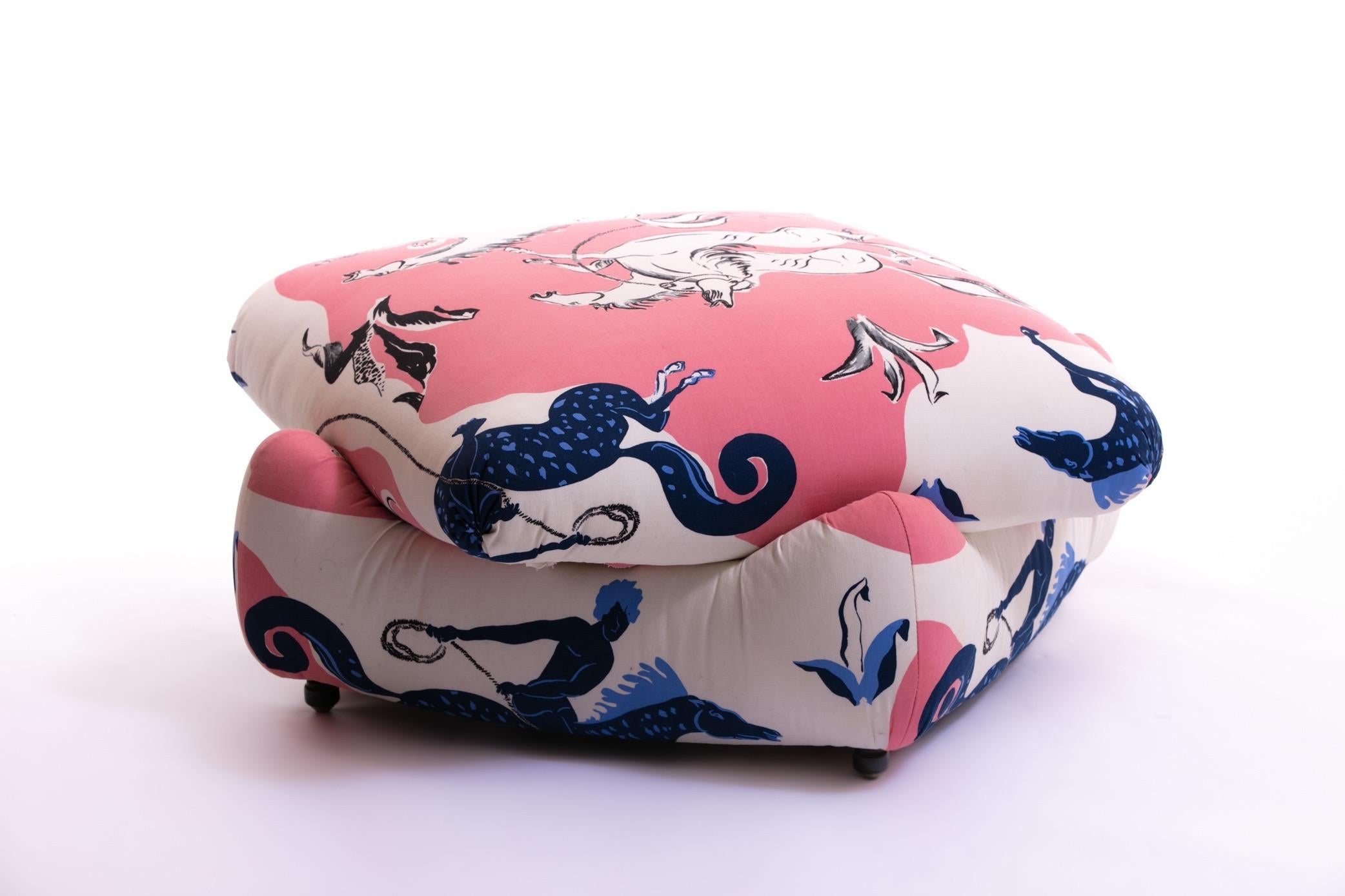 Pouf Ottoman Billy Baldwin personnalisé avec tissu Pierre Frey Pink Lasso c. 1970 2