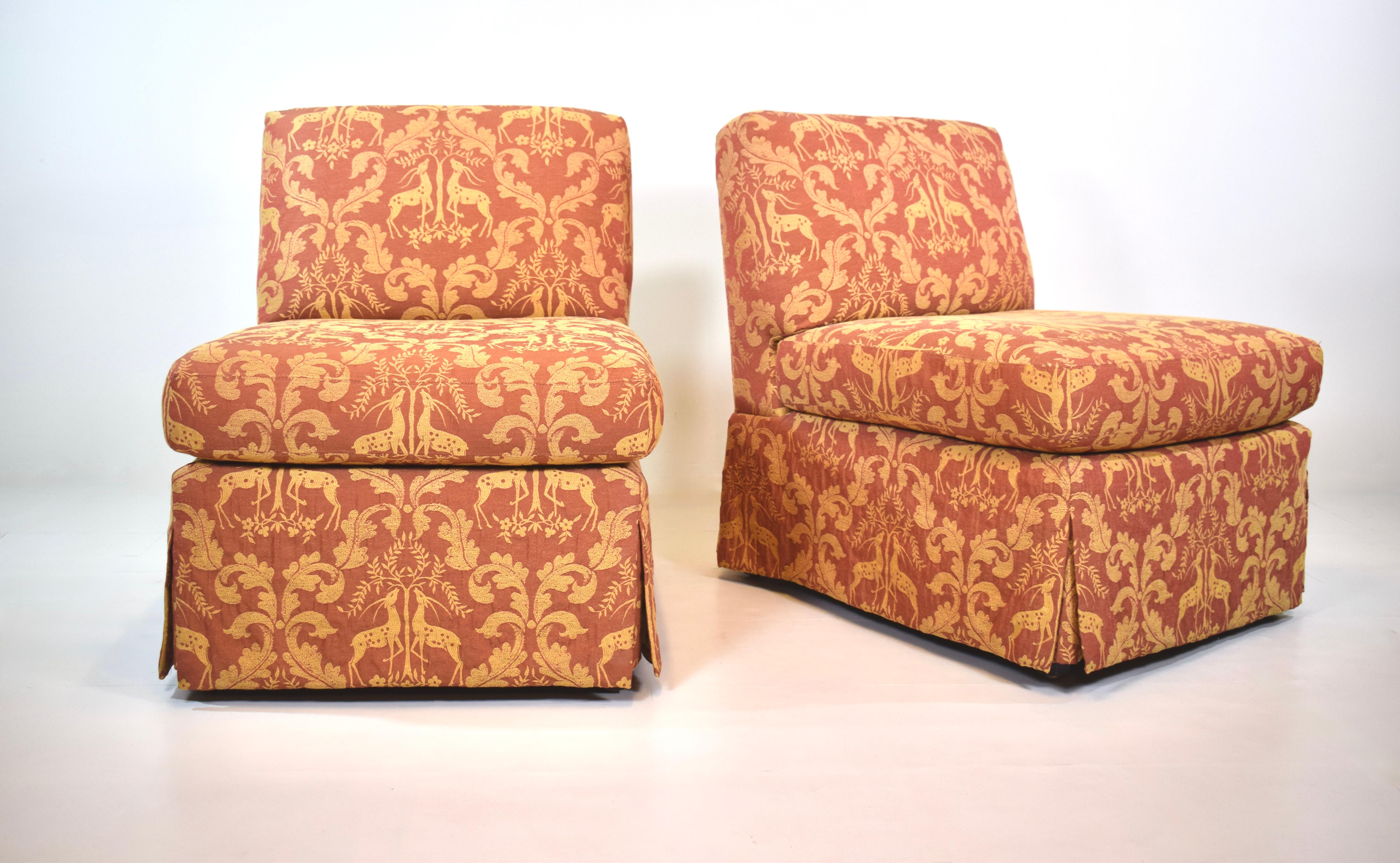 Klassisches Paar Slipper Chairs, entworfen von Billy Baldwin, hergestellt von Sherrill Furniture.
Außergewöhnlich gut gepflegt und einsatzbereit. Sitze: 19
