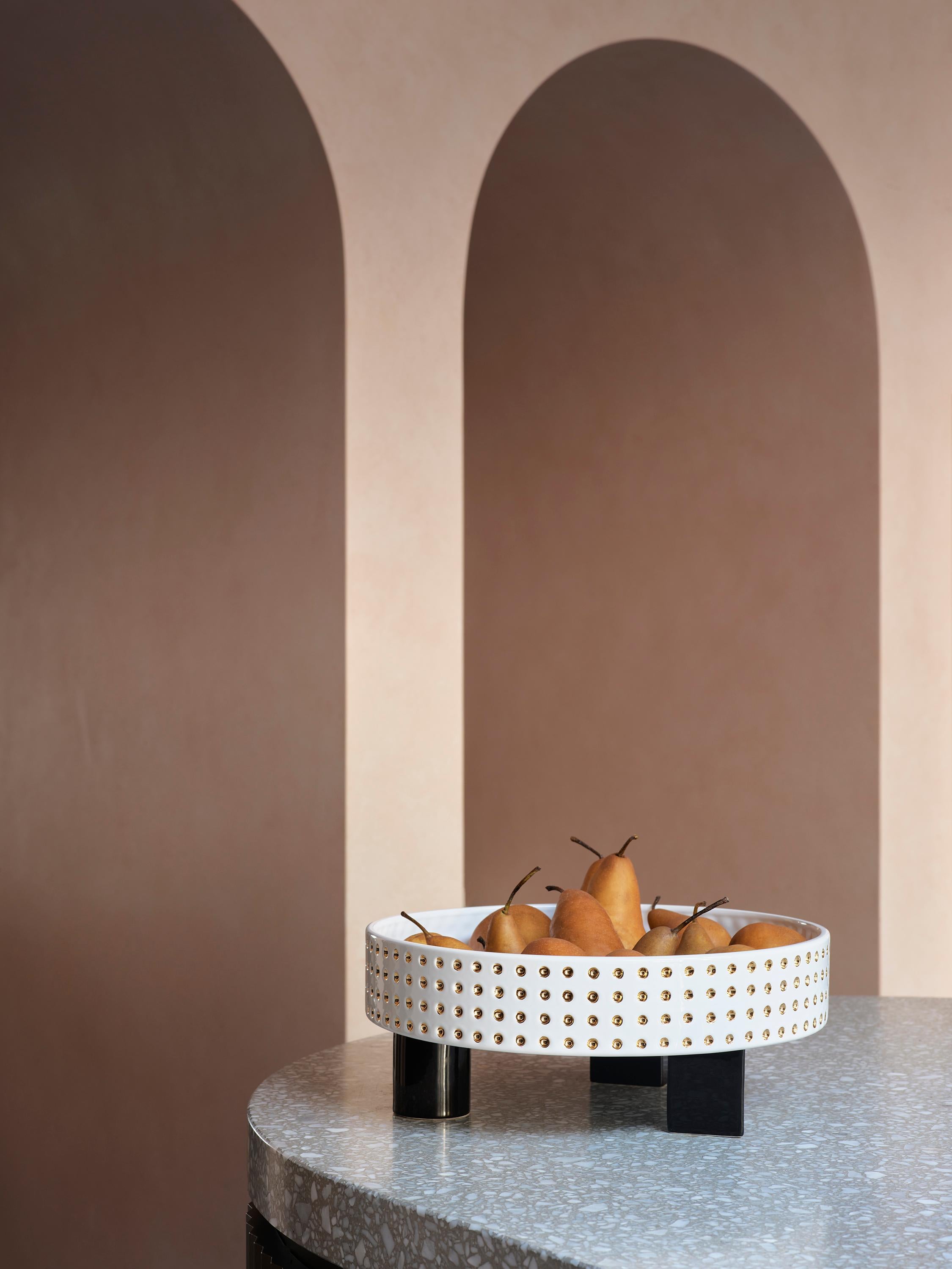 Die Billy-Schale ist ein auffälliger Blickfang für den Esstisch oder die Küchenbank und verbindet die respektlosen Designcodes der Postmoderne der 1980er Jahre mit Anspielungen auf die Postpunk-Musik und -Mode derselben Zeit. Das runde Keramikgefäß