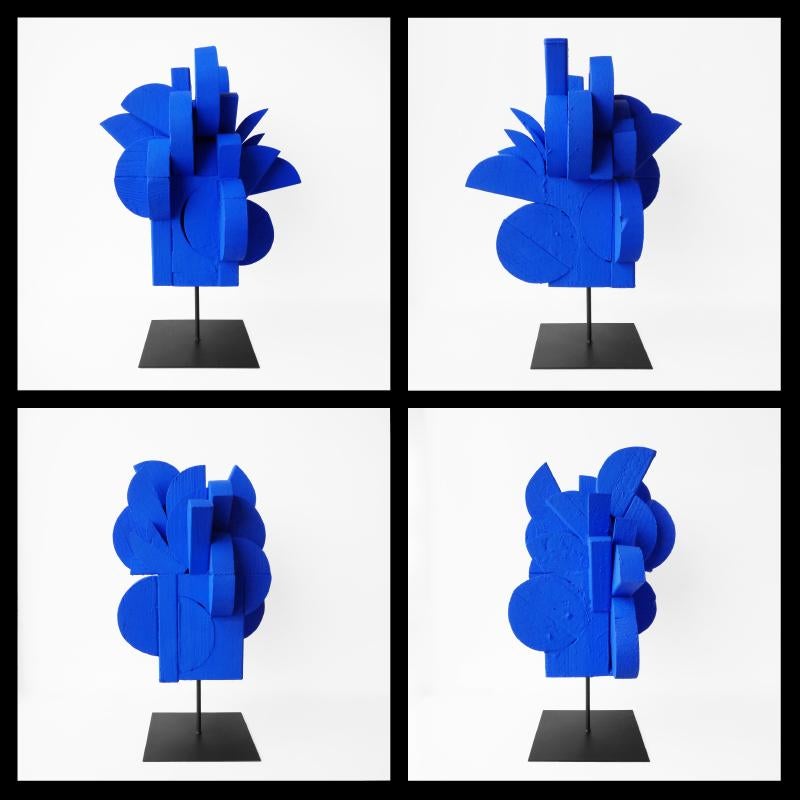 Criswells stehende Skulptur entstand aus einer Studie über die räumliche Organisation, indem er grundlegende, sich wiederholende Formen zu einem harmonischen Gleichgewicht arrangierte und dabei das Konzept der gleichzeitigen Implosion und Explosion