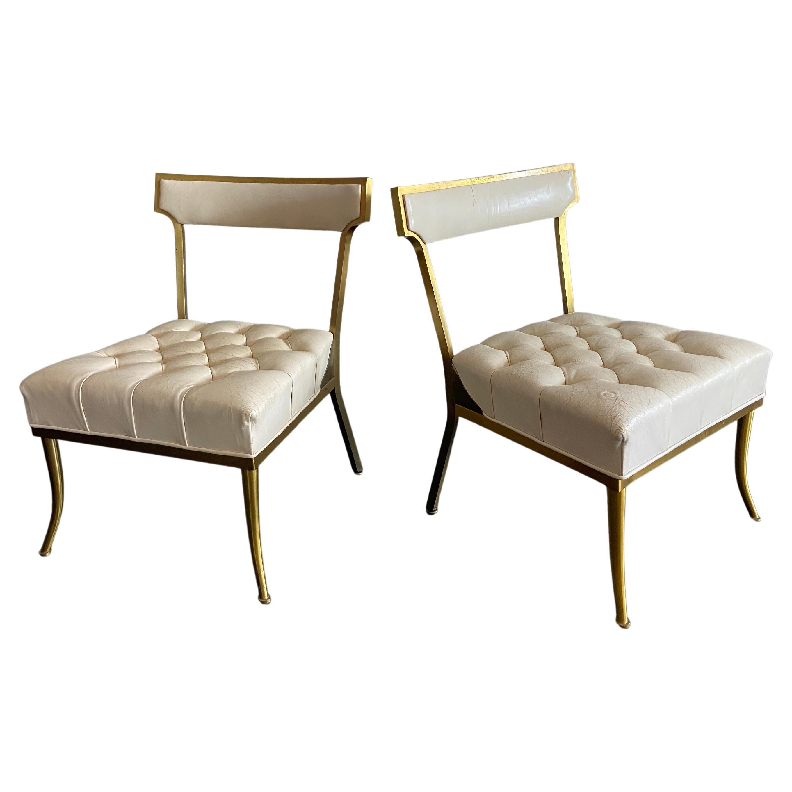 Paire de chaises d'appoint en laiton et cuir attribuées à Billy Haines