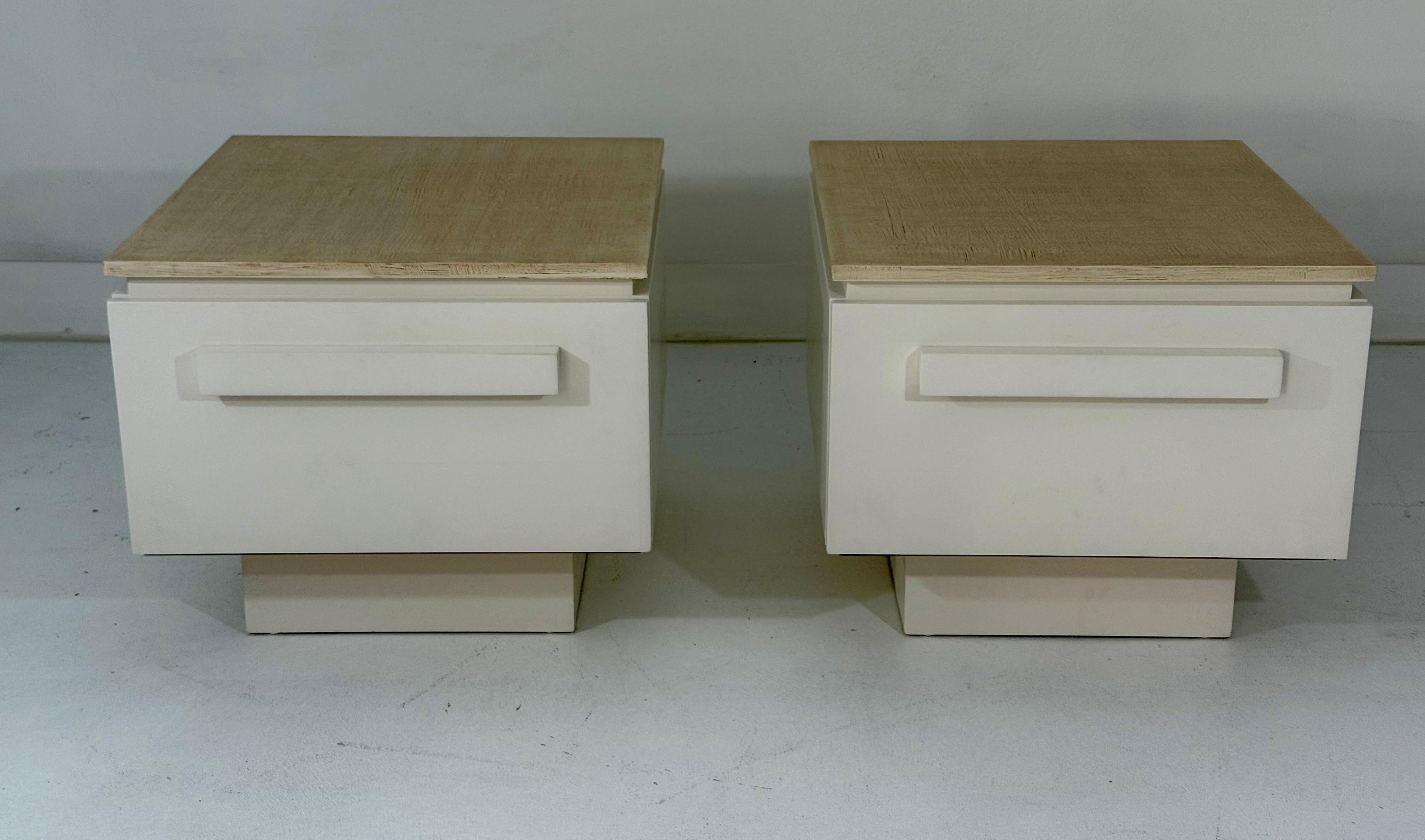 Questi armadi Billy Haines, molto probabilmente da letto,  con piani strutturati, provenienti dalla proprietà di Kirk e Anne Douglas, esemplificano la raffinata eleganza e il modernismo understated del design hollywoodiano degli anni Cinquanta.