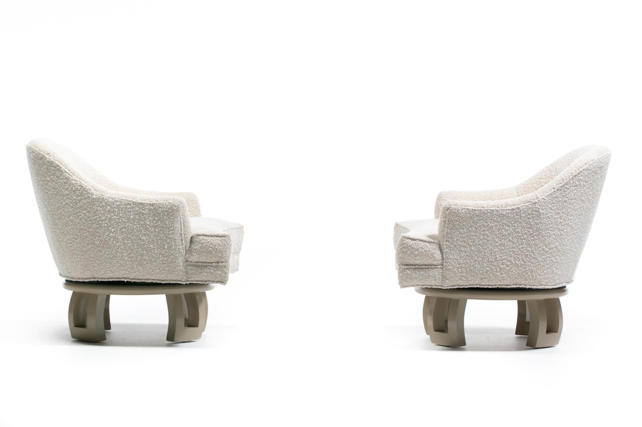 Américain Billy Haines Hollywood Regency Chaises longues pivotantes en acajou et bouclé crème en vente