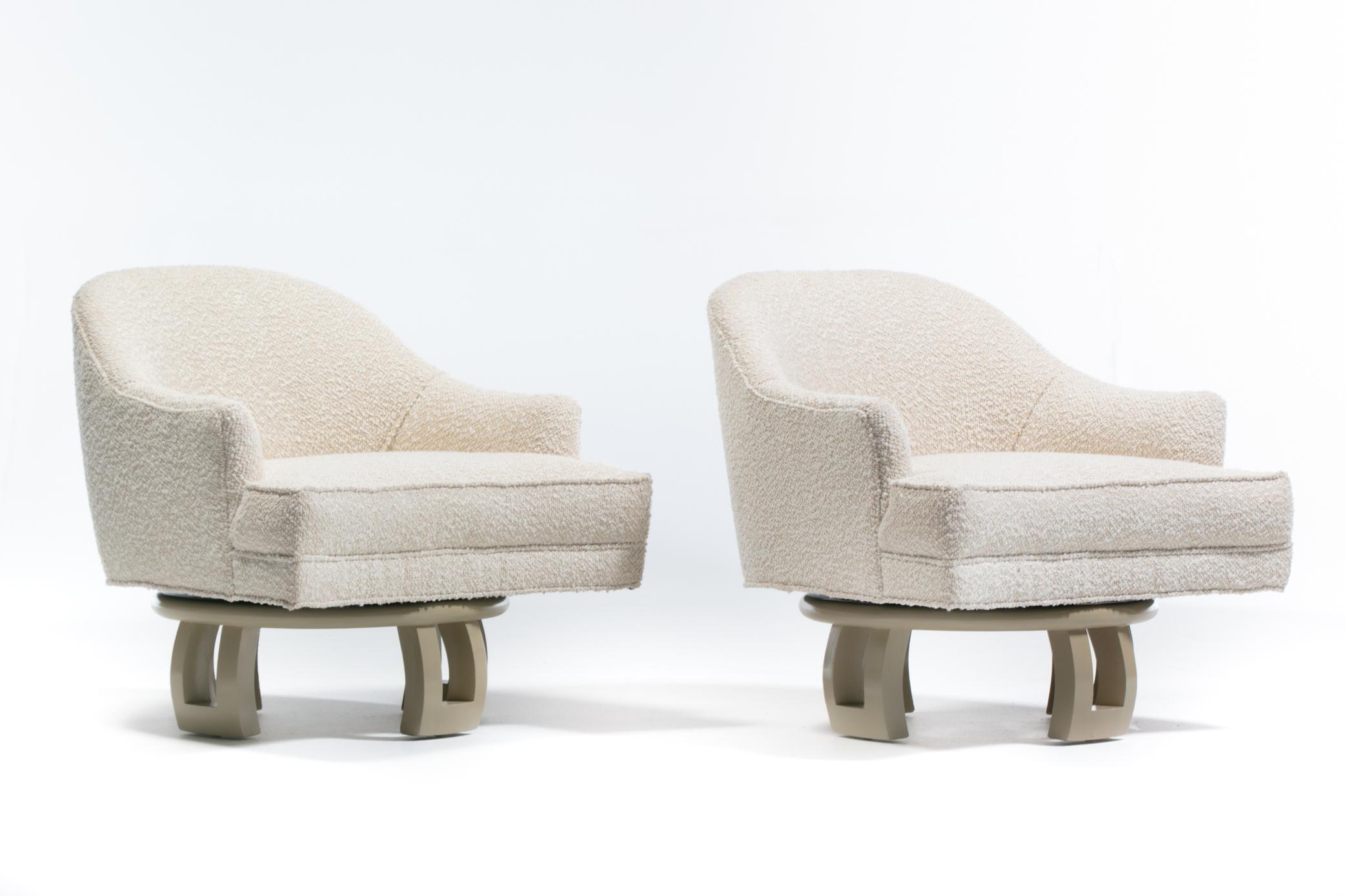 Billy Haines Hollywood Regency Chaises longues pivotantes en acajou et bouclé crème Bon état - En vente à Saint Louis, MO