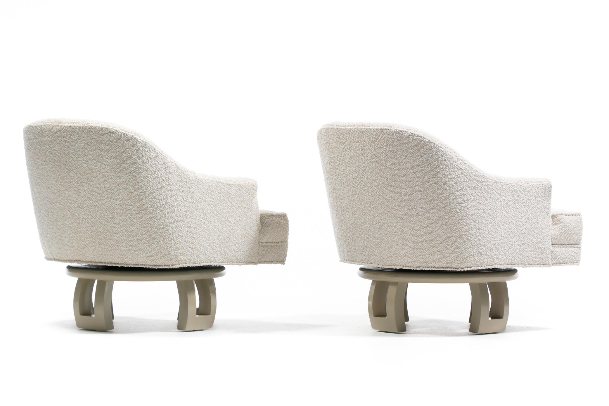 Bouclé Billy Haines Hollywood Regency Chaises longues pivotantes en acajou et bouclé crème en vente