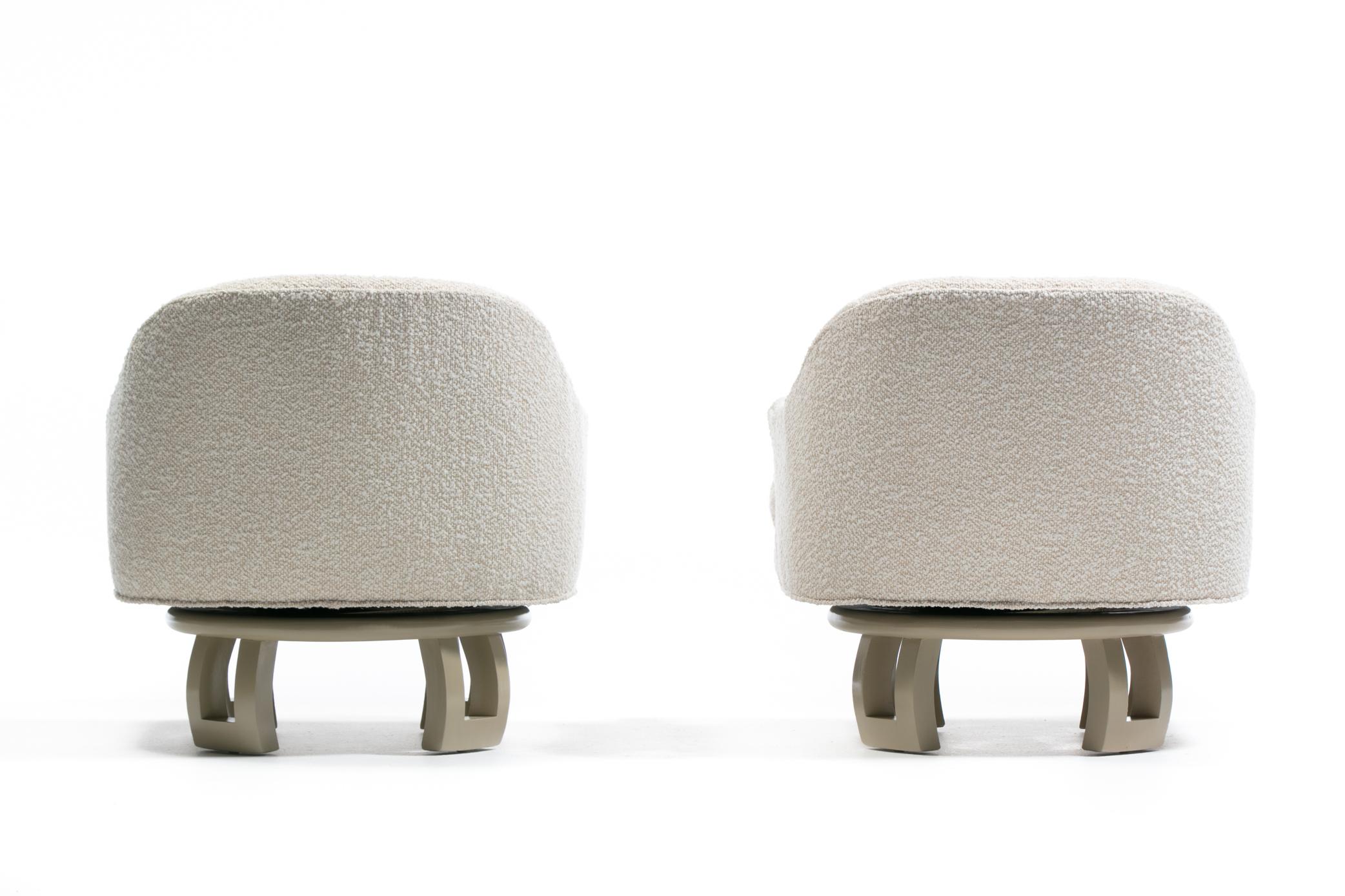 Billy Haines Hollywood Regency Chaises longues pivotantes en acajou et bouclé crème en vente 1