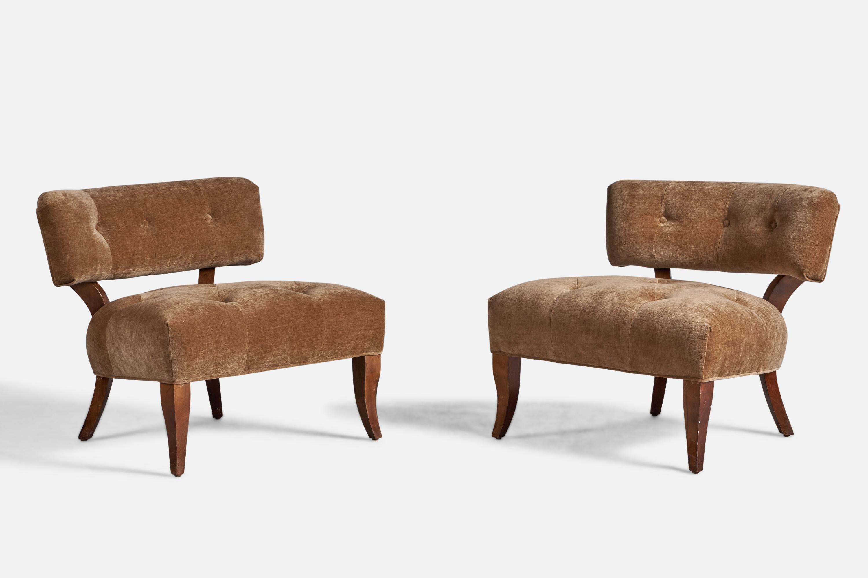 A pair of beige fabric and wood slipper chairs attributed to Billy Haines, USA, c. 1940s.

17