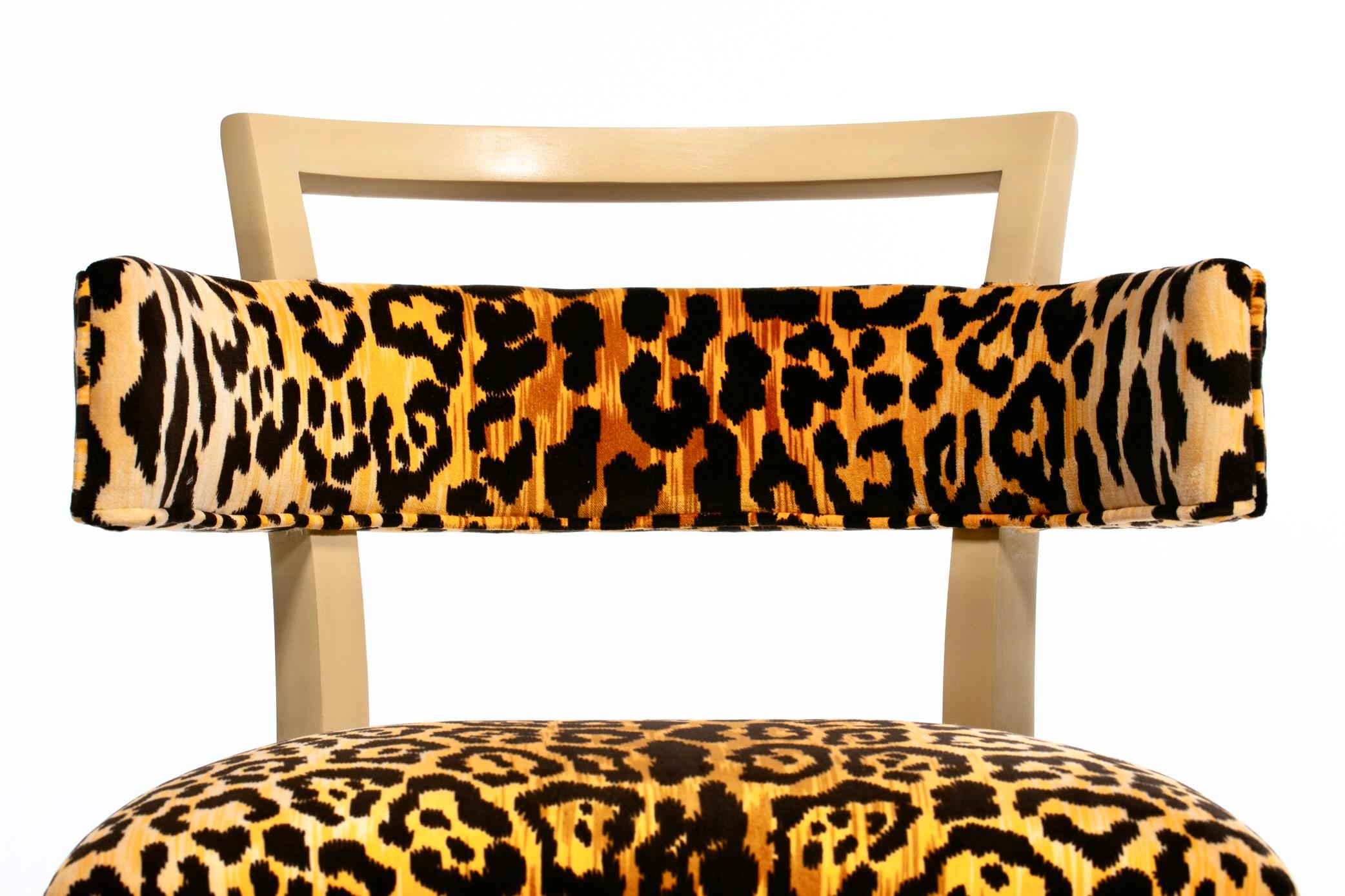Chaise d'appoint Klismos de Billy Haines en velours léopard et acajou blanchi en vente 2