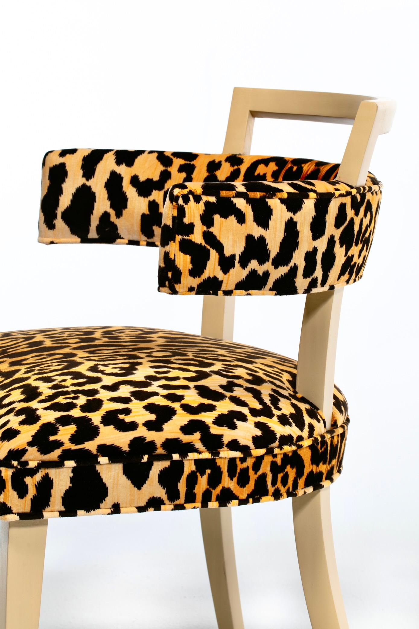 Chaise d'appoint Klismos de Billy Haines en velours léopard et acajou blanchi en vente 3