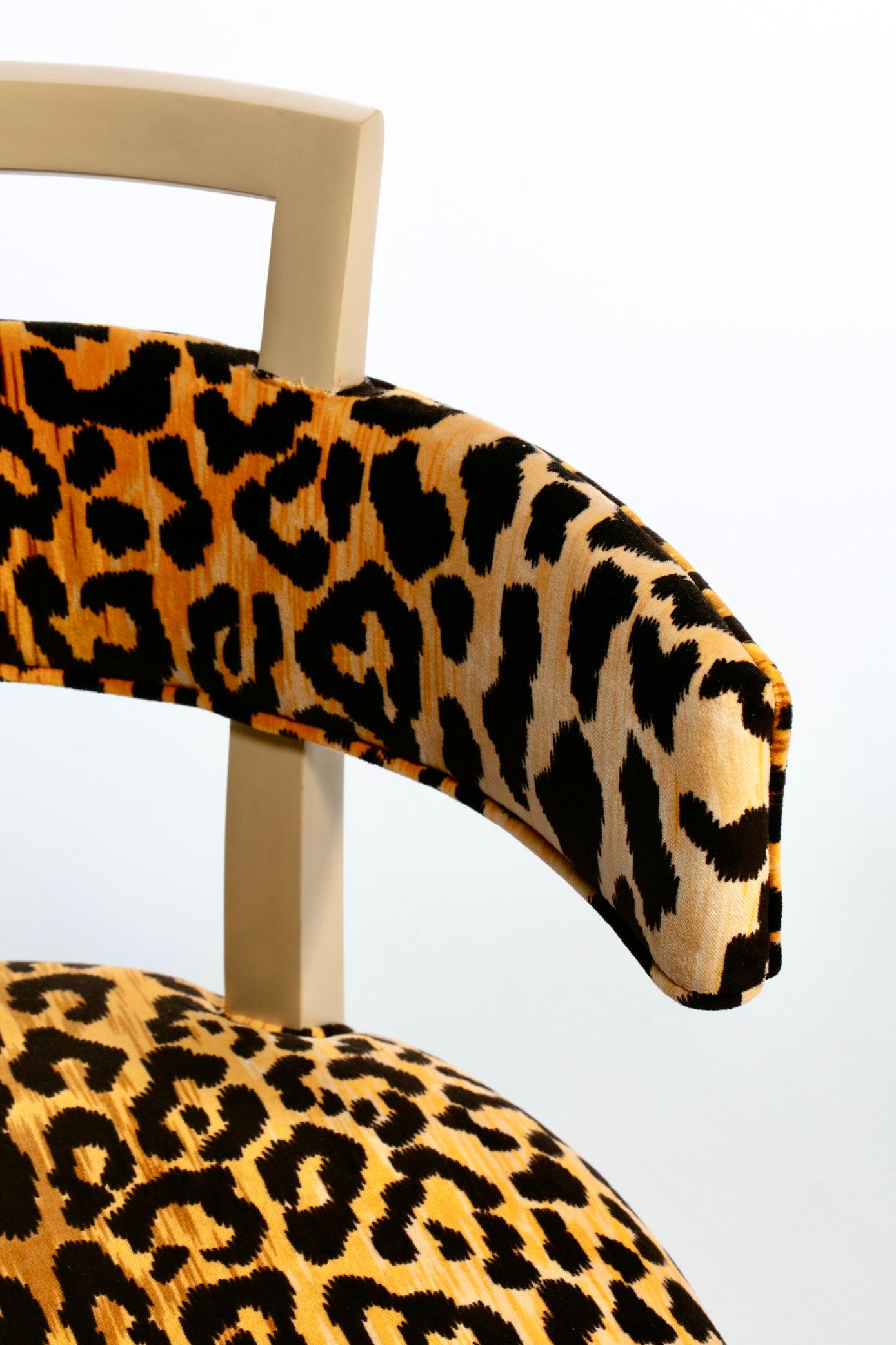 Chaise d'appoint Klismos de Billy Haines en velours léopard et acajou blanchi en vente 5