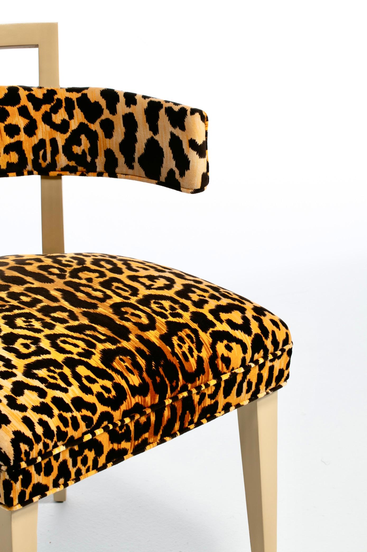 Chaise d'appoint Klismos de Billy Haines en velours léopard et acajou blanchi en vente 6