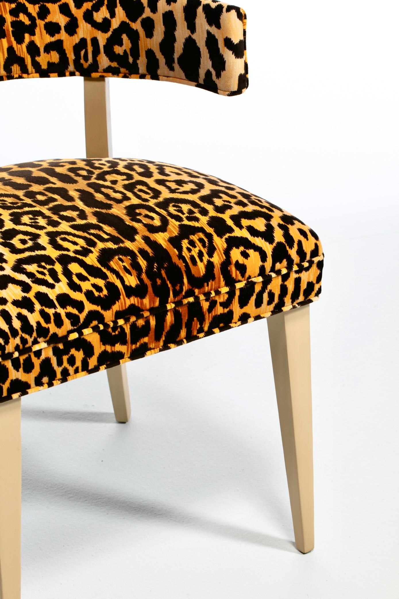 Chaise d'appoint Klismos de Billy Haines en velours léopard et acajou blanchi en vente 7