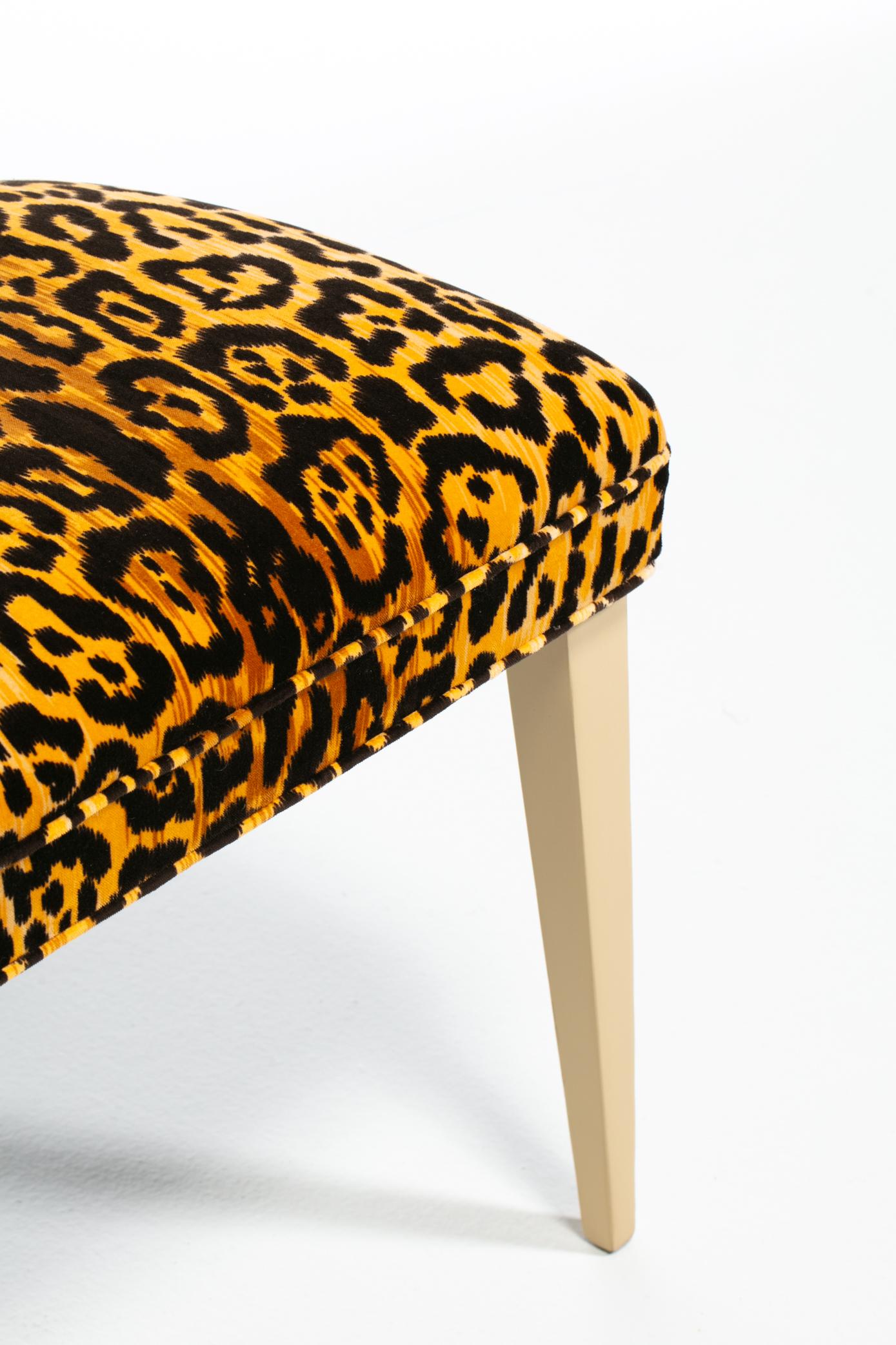 Chaise d'appoint Klismos de Billy Haines en velours léopard et acajou blanchi en vente 8