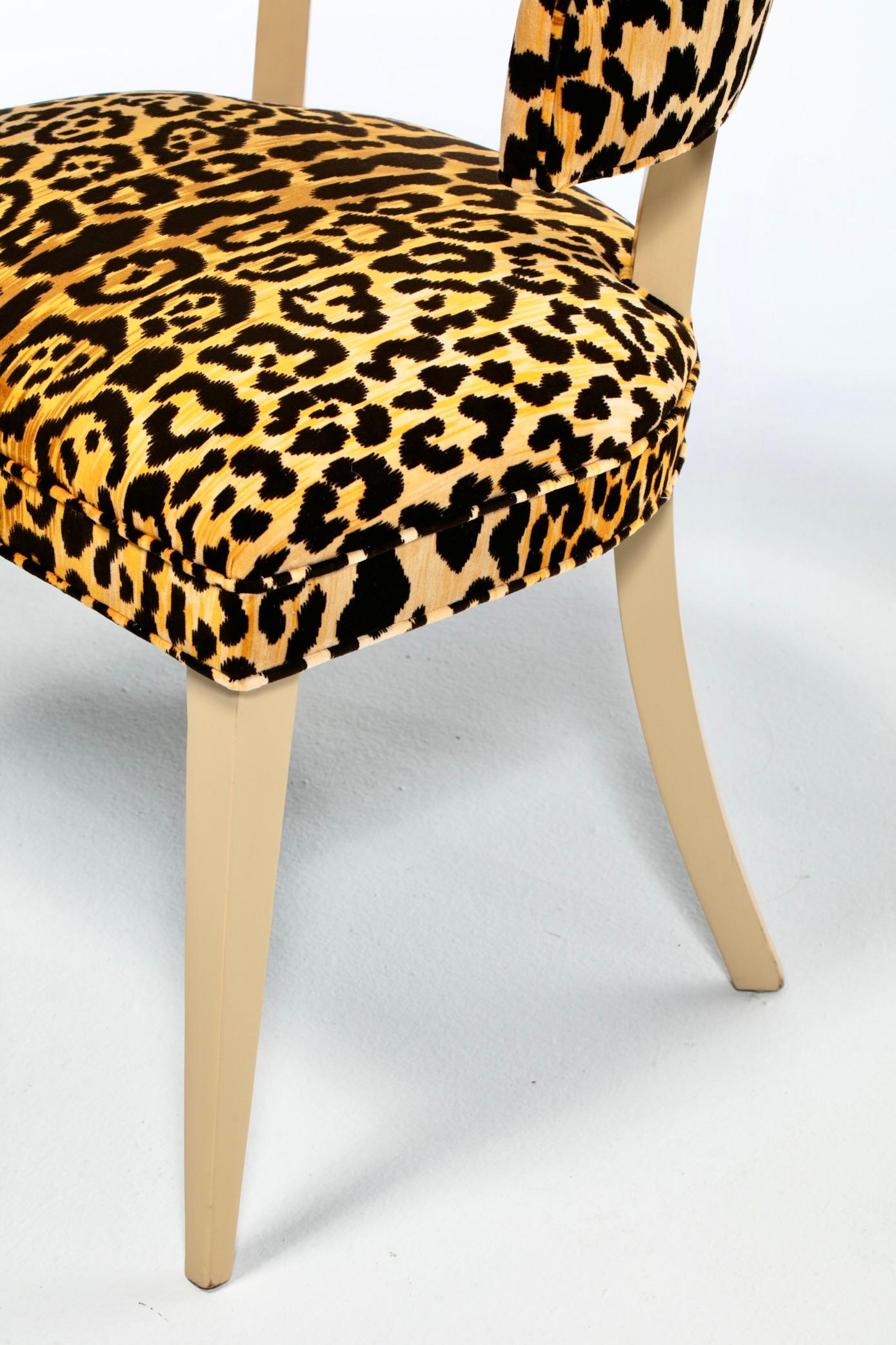 Chaise d'appoint Klismos de Billy Haines en velours léopard et acajou blanchi en vente 9